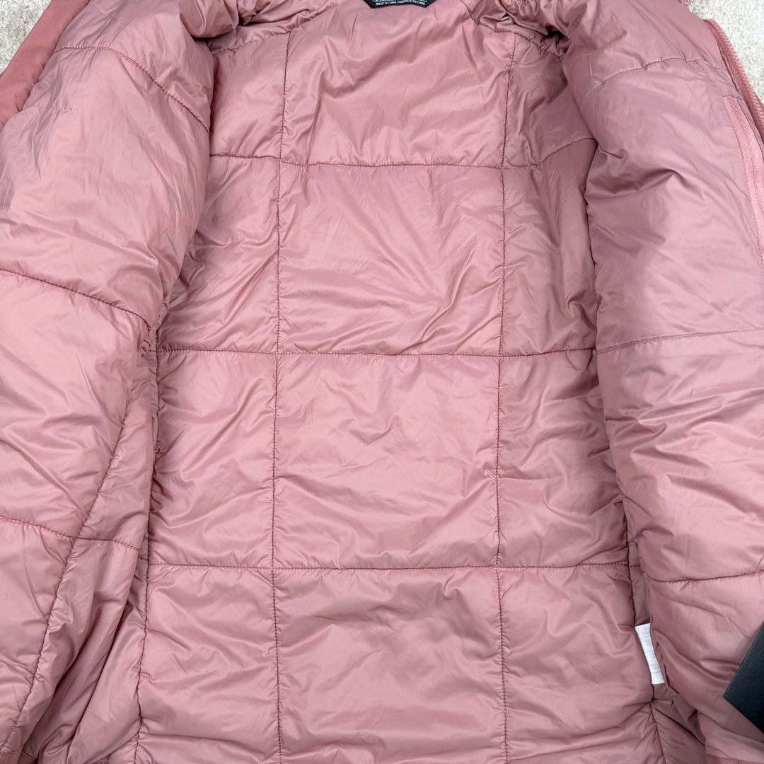 图片[11]-＃SZ Arcteryx Atom AR Hoody 始祖鸟阿童木系列 Lt 户外防水保暖多用途可叠穿做保暖中间层连帽棉服 Atom AR Hoody 作为鸟家棉服系列的代表做产品 这款阿童木棉服可谓是乌的经典作品 今年冬天鸟推出了全新的 AtomARHoody 保暖服 取代了原来的 AtomSVHoody 成为 Atom 系列棉服中最厚的一款 通过逐年的升级为新版的 AtomARHoody 的新型的保暖棉服 比抓绒衣更保暖和轻便 适合极寒冷天气里做内胆 或者深秋初冬气候下单独外穿 面料仍为带防泼水涂层的 Gossamera 防撕裂尼龙面料 内层添加的保温材料则采用了3种密度（120860）的 PLANTLOFT 棉来保证躯体不同部位保暖 透气的不同需要都得到满足 货号： AtomARHoodyMens 定位：该款用途广泛的 Coreloft 保暖衣 既可在寒冷干燥天气作为外套使用 也可作为中间层使用 特征 轻便、耐久的防风面料 可耐磨 采用 DWR 防泼水处理 可防潮 尺码：M-3XL-选品中心