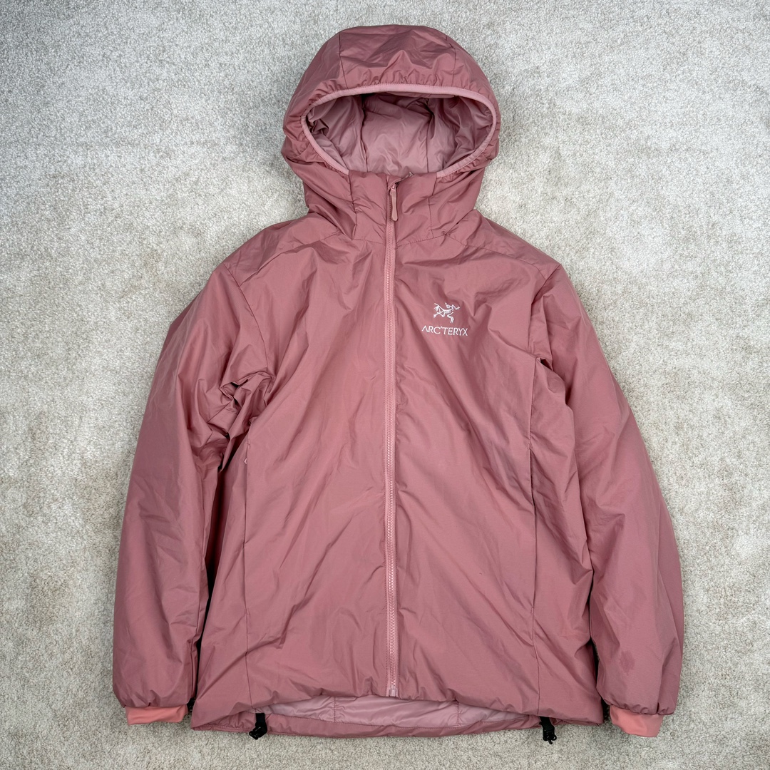 ＃SZ Arcteryx Atom AR Hoody 始祖鸟阿童木系列 Lt 户外防水保暖多用途可叠穿做保暖中间层连帽棉服 Atom AR Hoody 作为鸟家棉服系列的代表做产品 这款阿童木棉服可谓是乌的经典作品 今年冬天鸟推出了全新的 AtomARHoody 保暖服 取代了原来的 AtomSVHoody 成为 Atom 系列棉服中最厚的一款 通过逐年的升级为新版的 AtomARHoody 的新型的保暖棉服 比抓绒衣更保暖和轻便 适合极寒冷天气里做内胆 或者深秋初冬气候下单独外穿 面料仍为带防泼水涂层的 Gossamera 防撕裂尼龙面料 内层添加的保温材料则采用了3种密度（120860）的 PLANTLOFT 棉来保证躯体不同部位保暖 透气的不同需要都得到满足 货号： AtomARHoodyMens 定位：该款用途广泛的 Coreloft 保暖衣 既可在寒冷干燥天气作为外套使用 也可作为中间层使用 特征 轻便、耐久的防风面料 可耐磨 采用 DWR 防泼水处理 可防潮 尺码：M-3XL-选品中心