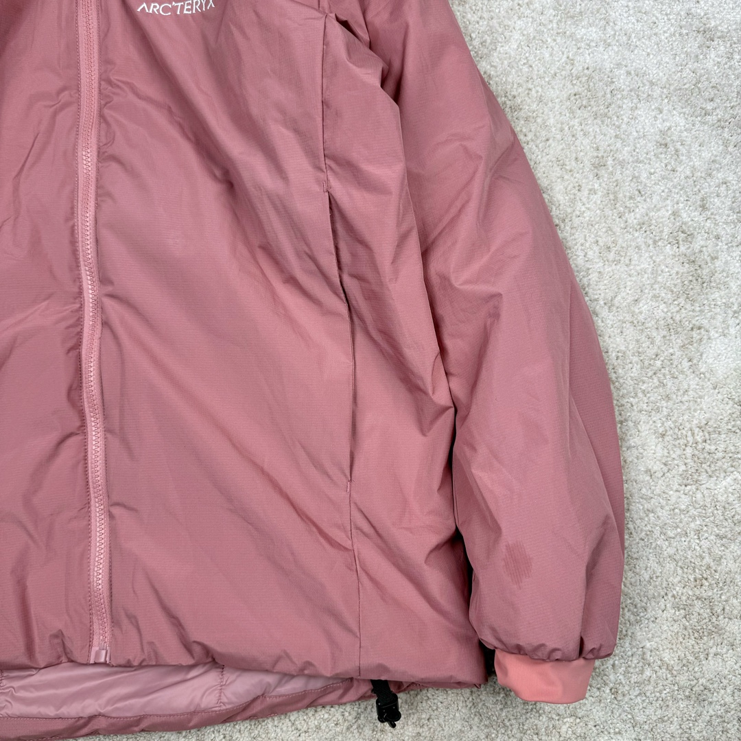 图片[6]-＃SZ Arcteryx Atom AR Hoody 始祖鸟阿童木系列 Lt 户外防水保暖多用途可叠穿做保暖中间层连帽棉服 Atom AR Hoody 作为鸟家棉服系列的代表做产品 这款阿童木棉服可谓是乌的经典作品 今年冬天鸟推出了全新的 AtomARHoody 保暖服 取代了原来的 AtomSVHoody 成为 Atom 系列棉服中最厚的一款 通过逐年的升级为新版的 AtomARHoody 的新型的保暖棉服 比抓绒衣更保暖和轻便 适合极寒冷天气里做内胆 或者深秋初冬气候下单独外穿 面料仍为带防泼水涂层的 Gossamera 防撕裂尼龙面料 内层添加的保温材料则采用了3种密度（120860）的 PLANTLOFT 棉来保证躯体不同部位保暖 透气的不同需要都得到满足 货号： AtomARHoodyMens 定位：该款用途广泛的 Coreloft 保暖衣 既可在寒冷干燥天气作为外套使用 也可作为中间层使用 特征 轻便、耐久的防风面料 可耐磨 采用 DWR 防泼水处理 可防潮 尺码：M-3XL-选品中心