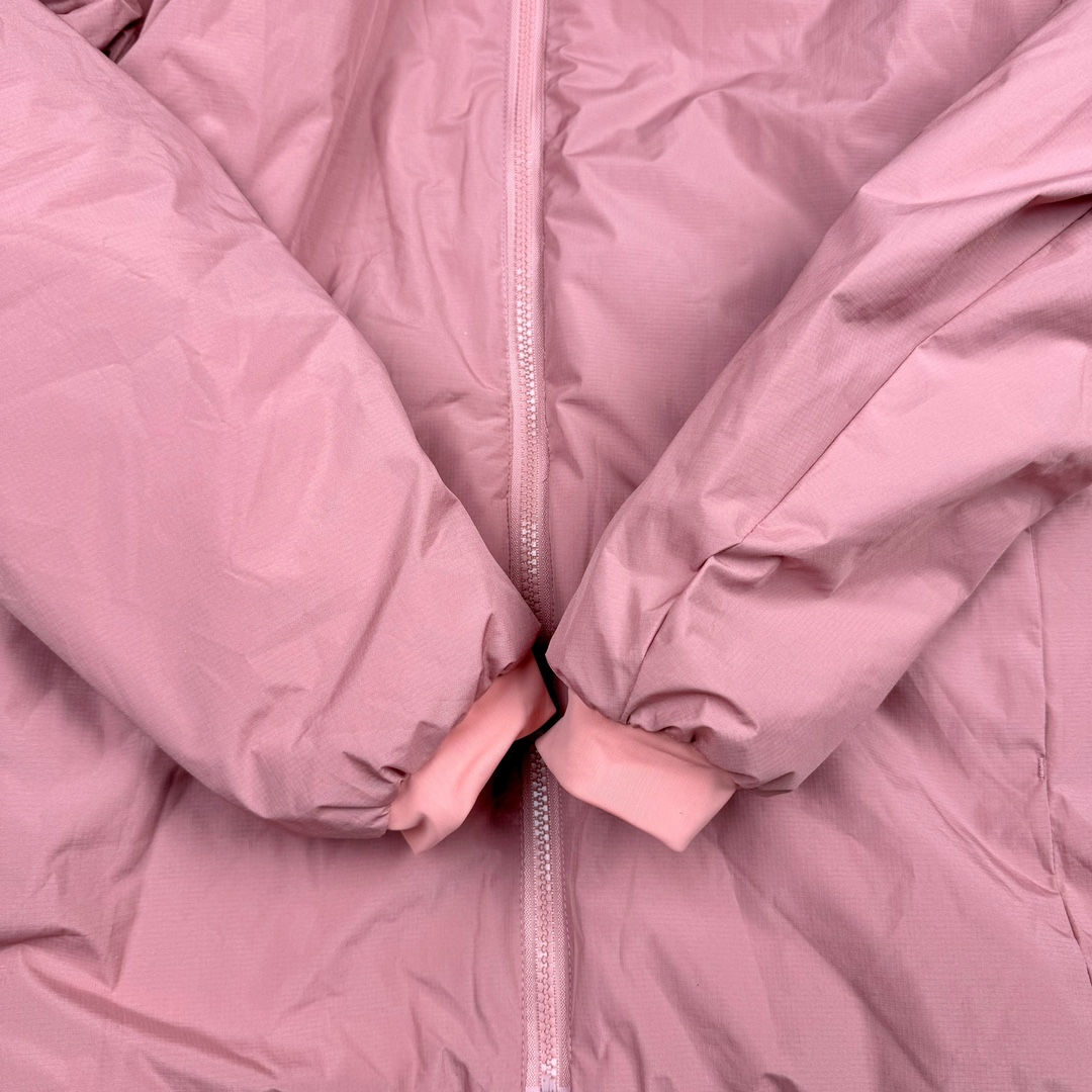 图片[8]-＃SZ Arcteryx Atom AR Hoody 始祖鸟阿童木系列 Lt 户外防水保暖多用途可叠穿做保暖中间层连帽棉服 Atom AR Hoody 作为鸟家棉服系列的代表做产品 这款阿童木棉服可谓是乌的经典作品 今年冬天鸟推出了全新的 AtomARHoody 保暖服 取代了原来的 AtomSVHoody 成为 Atom 系列棉服中最厚的一款 通过逐年的升级为新版的 AtomARHoody 的新型的保暖棉服 比抓绒衣更保暖和轻便 适合极寒冷天气里做内胆 或者深秋初冬气候下单独外穿 面料仍为带防泼水涂层的 Gossamera 防撕裂尼龙面料 内层添加的保温材料则采用了3种密度（120860）的 PLANTLOFT 棉来保证躯体不同部位保暖 透气的不同需要都得到满足 货号： AtomARHoodyMens 定位：该款用途广泛的 Coreloft 保暖衣 既可在寒冷干燥天气作为外套使用 也可作为中间层使用 特征 轻便、耐久的防风面料 可耐磨 采用 DWR 防泼水处理 可防潮 尺码：M-3XL-选品中心