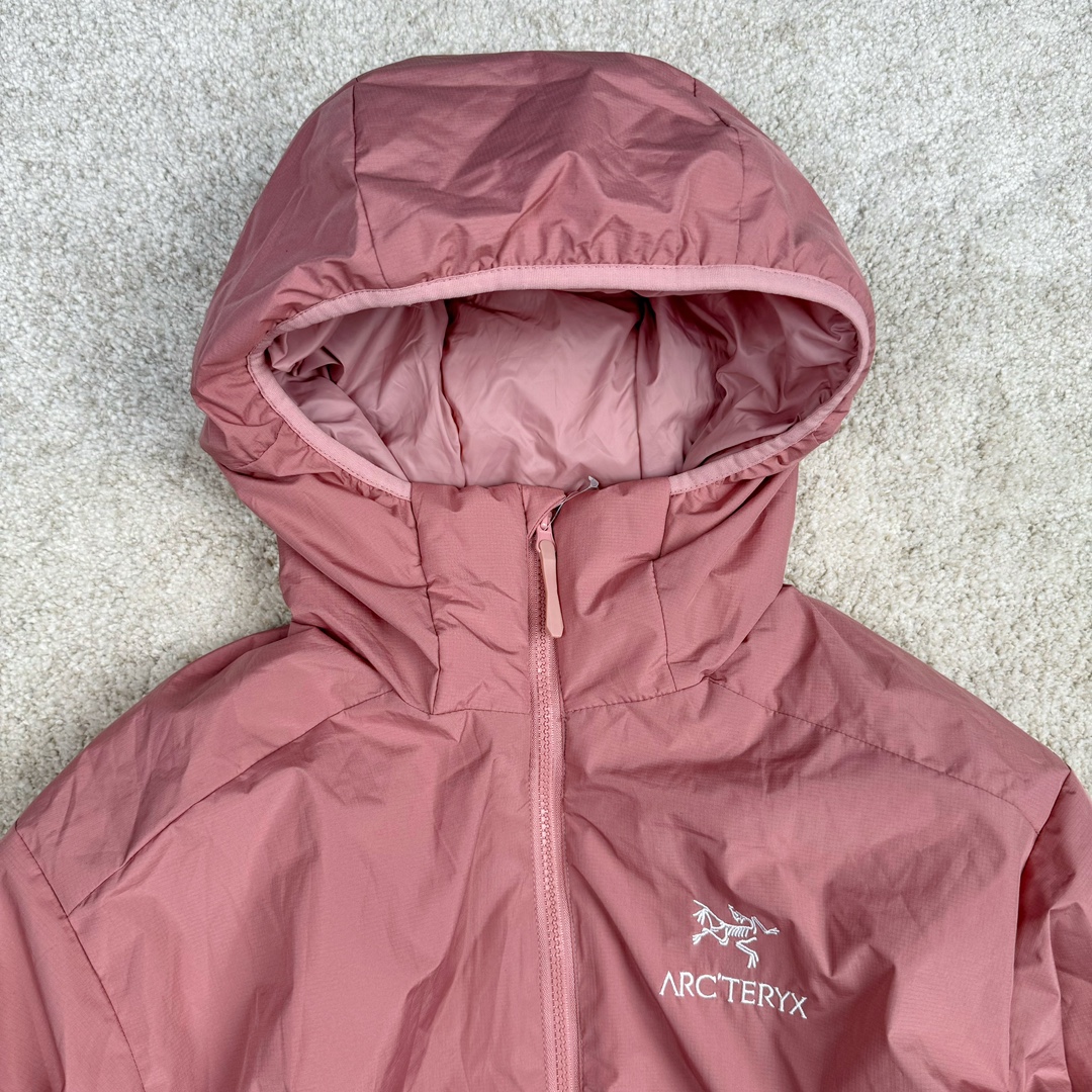 图片[4]-＃SZ Arcteryx Atom AR Hoody 始祖鸟阿童木系列 Lt 户外防水保暖多用途可叠穿做保暖中间层连帽棉服 Atom AR Hoody 作为鸟家棉服系列的代表做产品 这款阿童木棉服可谓是乌的经典作品 今年冬天鸟推出了全新的 AtomARHoody 保暖服 取代了原来的 AtomSVHoody 成为 Atom 系列棉服中最厚的一款 通过逐年的升级为新版的 AtomARHoody 的新型的保暖棉服 比抓绒衣更保暖和轻便 适合极寒冷天气里做内胆 或者深秋初冬气候下单独外穿 面料仍为带防泼水涂层的 Gossamera 防撕裂尼龙面料 内层添加的保温材料则采用了3种密度（120860）的 PLANTLOFT 棉来保证躯体不同部位保暖 透气的不同需要都得到满足 货号： AtomARHoodyMens 定位：该款用途广泛的 Coreloft 保暖衣 既可在寒冷干燥天气作为外套使用 也可作为中间层使用 特征 轻便、耐久的防风面料 可耐磨 采用 DWR 防泼水处理 可防潮 尺码：M-3XL-选品中心