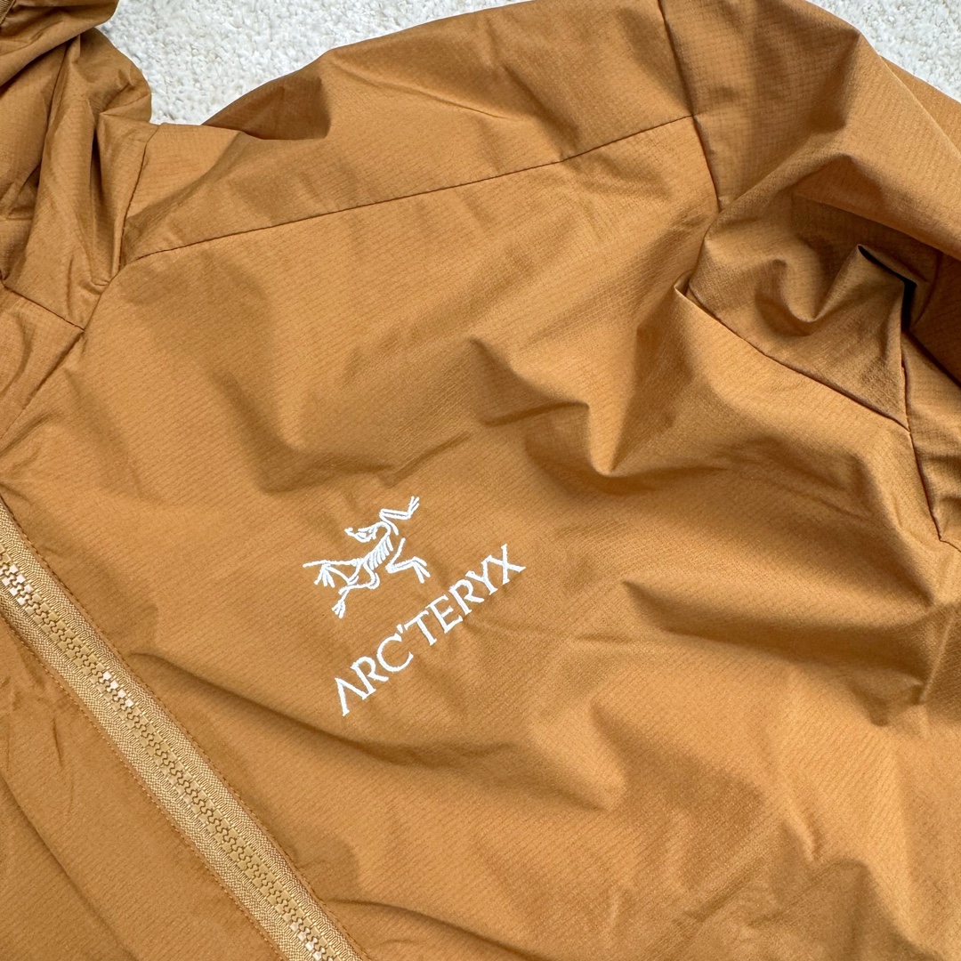 图片[9]-＃SZ Arcteryx Atom AR Hoody 始祖鸟阿童木系列 Lt 户外防水保暖多用途可叠穿做保暖中间层连帽棉服 Atom AR Hoody 作为鸟家棉服系列的代表做产品 这款阿童木棉服可谓是乌的经典作品 今年冬天鸟推出了全新的 AtomARHoody 保暖服 取代了原来的 AtomSVHoody 成为 Atom 系列棉服中最厚的一款 通过逐年的升级为新版的 AtomARHoody 的新型的保暖棉服 比抓绒衣更保暖和轻便 适合极寒冷天气里做内胆 或者深秋初冬气候下单独外穿 面料仍为带防泼水涂层的 Gossamera 防撕裂尼龙面料 内层添加的保温材料则采用了3种密度（120860）的 PLANTLOFT 棉来保证躯体不同部位保暖 透气的不同需要都得到满足 货号： AtomARHoodyMens 定位：该款用途广泛的 Coreloft 保暖衣 既可在寒冷干燥天气作为外套使用 也可作为中间层使用 特征 轻便、耐久的防风面料 可耐磨 采用 DWR 防泼水处理 可防潮 尺码：M-3XL-选品中心