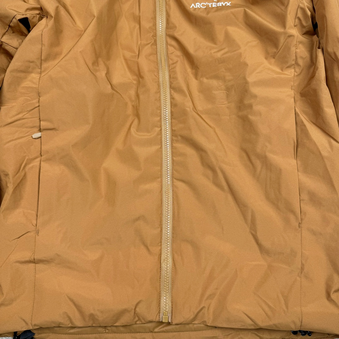 图片[7]-＃SZ Arcteryx Atom AR Hoody 始祖鸟阿童木系列 Lt 户外防水保暖多用途可叠穿做保暖中间层连帽棉服 Atom AR Hoody 作为鸟家棉服系列的代表做产品 这款阿童木棉服可谓是乌的经典作品 今年冬天鸟推出了全新的 AtomARHoody 保暖服 取代了原来的 AtomSVHoody 成为 Atom 系列棉服中最厚的一款 通过逐年的升级为新版的 AtomARHoody 的新型的保暖棉服 比抓绒衣更保暖和轻便 适合极寒冷天气里做内胆 或者深秋初冬气候下单独外穿 面料仍为带防泼水涂层的 Gossamera 防撕裂尼龙面料 内层添加的保温材料则采用了3种密度（120860）的 PLANTLOFT 棉来保证躯体不同部位保暖 透气的不同需要都得到满足 货号： AtomARHoodyMens 定位：该款用途广泛的 Coreloft 保暖衣 既可在寒冷干燥天气作为外套使用 也可作为中间层使用 特征 轻便、耐久的防风面料 可耐磨 采用 DWR 防泼水处理 可防潮 尺码：M-3XL-选品中心