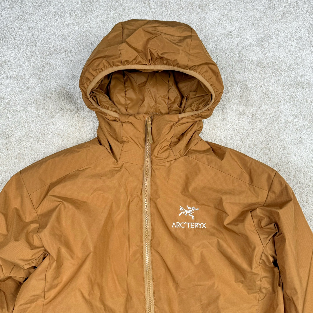 图片[4]-＃SZ Arcteryx Atom AR Hoody 始祖鸟阿童木系列 Lt 户外防水保暖多用途可叠穿做保暖中间层连帽棉服 Atom AR Hoody 作为鸟家棉服系列的代表做产品 这款阿童木棉服可谓是乌的经典作品 今年冬天鸟推出了全新的 AtomARHoody 保暖服 取代了原来的 AtomSVHoody 成为 Atom 系列棉服中最厚的一款 通过逐年的升级为新版的 AtomARHoody 的新型的保暖棉服 比抓绒衣更保暖和轻便 适合极寒冷天气里做内胆 或者深秋初冬气候下单独外穿 面料仍为带防泼水涂层的 Gossamera 防撕裂尼龙面料 内层添加的保温材料则采用了3种密度（120860）的 PLANTLOFT 棉来保证躯体不同部位保暖 透气的不同需要都得到满足 货号： AtomARHoodyMens 定位：该款用途广泛的 Coreloft 保暖衣 既可在寒冷干燥天气作为外套使用 也可作为中间层使用 特征 轻便、耐久的防风面料 可耐磨 采用 DWR 防泼水处理 可防潮 尺码：M-3XL-选品中心