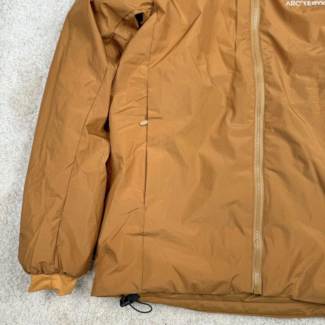 图片[5]-＃SZ Arcteryx Atom AR Hoody 始祖鸟阿童木系列 Lt 户外防水保暖多用途可叠穿做保暖中间层连帽棉服 Atom AR Hoody 作为鸟家棉服系列的代表做产品 这款阿童木棉服可谓是乌的经典作品 今年冬天鸟推出了全新的 AtomARHoody 保暖服 取代了原来的 AtomSVHoody 成为 Atom 系列棉服中最厚的一款 通过逐年的升级为新版的 AtomARHoody 的新型的保暖棉服 比抓绒衣更保暖和轻便 适合极寒冷天气里做内胆 或者深秋初冬气候下单独外穿 面料仍为带防泼水涂层的 Gossamera 防撕裂尼龙面料 内层添加的保温材料则采用了3种密度（120860）的 PLANTLOFT 棉来保证躯体不同部位保暖 透气的不同需要都得到满足 货号： AtomARHoodyMens 定位：该款用途广泛的 Coreloft 保暖衣 既可在寒冷干燥天气作为外套使用 也可作为中间层使用 特征 轻便、耐久的防风面料 可耐磨 采用 DWR 防泼水处理 可防潮 尺码：M-3XL-选品中心