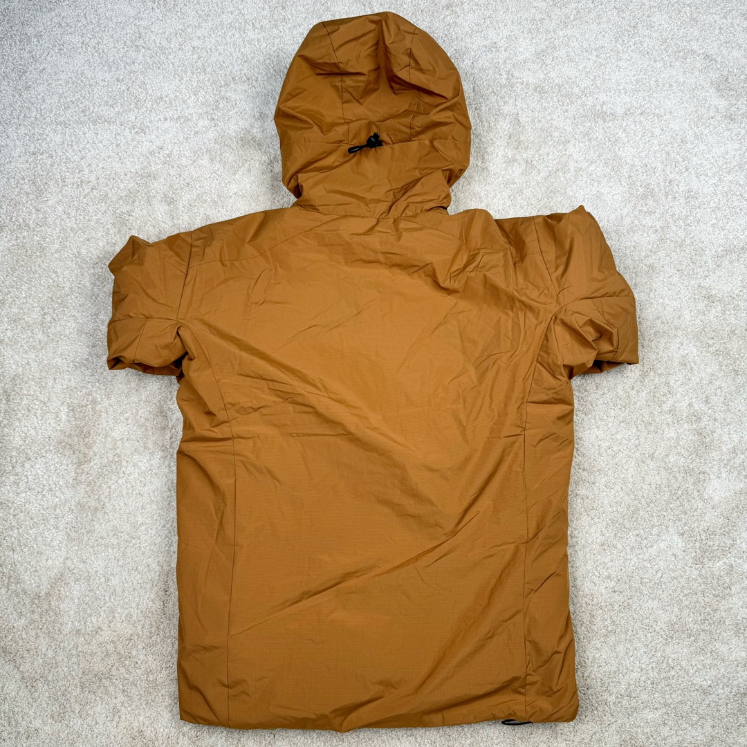 图片[2]-＃SZ Arcteryx Atom AR Hoody 始祖鸟阿童木系列 Lt 户外防水保暖多用途可叠穿做保暖中间层连帽棉服 Atom AR Hoody 作为鸟家棉服系列的代表做产品 这款阿童木棉服可谓是乌的经典作品 今年冬天鸟推出了全新的 AtomARHoody 保暖服 取代了原来的 AtomSVHoody 成为 Atom 系列棉服中最厚的一款 通过逐年的升级为新版的 AtomARHoody 的新型的保暖棉服 比抓绒衣更保暖和轻便 适合极寒冷天气里做内胆 或者深秋初冬气候下单独外穿 面料仍为带防泼水涂层的 Gossamera 防撕裂尼龙面料 内层添加的保温材料则采用了3种密度（120860）的 PLANTLOFT 棉来保证躯体不同部位保暖 透气的不同需要都得到满足 货号： AtomARHoodyMens 定位：该款用途广泛的 Coreloft 保暖衣 既可在寒冷干燥天气作为外套使用 也可作为中间层使用 特征 轻便、耐久的防风面料 可耐磨 采用 DWR 防泼水处理 可防潮 尺码：M-3XL-选品中心