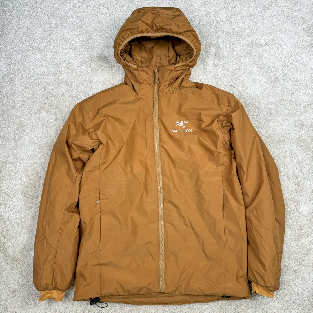 ＃SZ Arcteryx Atom AR Hoody 始祖鸟阿童木系列 Lt 户外防水保暖多用途可叠穿做保暖中间层连帽棉服 Atom AR Hoody 作为鸟家棉服系列的代表做产品 这款阿童木棉服可谓是乌的经典作品 今年冬天鸟推出了全新的 AtomARHoody 保暖服 取代了原来的 AtomSVHoody 成为 Atom 系列棉服中最厚的一款 通过逐年的升级为新版的 AtomARHoody 的新型的保暖棉服 比抓绒衣更保暖和轻便 适合极寒冷天气里做内胆 或者深秋初冬气候下单独外穿 面料仍为带防泼水涂层的 Gossamera 防撕裂尼龙面料 内层添加的保温材料则采用了3种密度（120860）的 PLANTLOFT 棉来保证躯体不同部位保暖 透气的不同需要都得到满足 货号： AtomARHoodyMens 定位：该款用途广泛的 Coreloft 保暖衣 既可在寒冷干燥天气作为外套使用 也可作为中间层使用 特征 轻便、耐久的防风面料 可耐磨 采用 DWR 防泼水处理 可防潮 尺码：M-3XL-选品中心