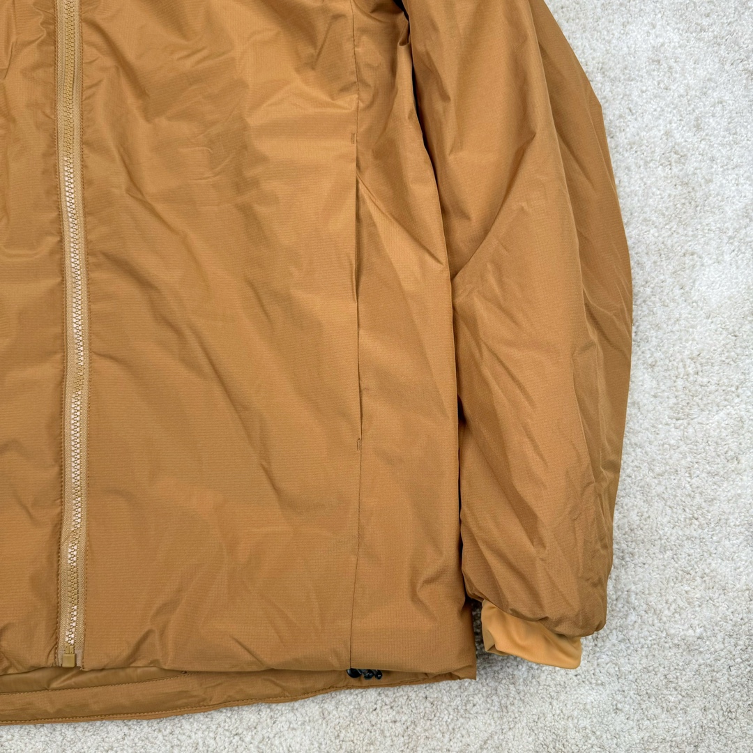 图片[6]-＃SZ Arcteryx Atom AR Hoody 始祖鸟阿童木系列 Lt 户外防水保暖多用途可叠穿做保暖中间层连帽棉服 Atom AR Hoody 作为鸟家棉服系列的代表做产品 这款阿童木棉服可谓是乌的经典作品 今年冬天鸟推出了全新的 AtomARHoody 保暖服 取代了原来的 AtomSVHoody 成为 Atom 系列棉服中最厚的一款 通过逐年的升级为新版的 AtomARHoody 的新型的保暖棉服 比抓绒衣更保暖和轻便 适合极寒冷天气里做内胆 或者深秋初冬气候下单独外穿 面料仍为带防泼水涂层的 Gossamera 防撕裂尼龙面料 内层添加的保温材料则采用了3种密度（120860）的 PLANTLOFT 棉来保证躯体不同部位保暖 透气的不同需要都得到满足 货号： AtomARHoodyMens 定位：该款用途广泛的 Coreloft 保暖衣 既可在寒冷干燥天气作为外套使用 也可作为中间层使用 特征 轻便、耐久的防风面料 可耐磨 采用 DWR 防泼水处理 可防潮 尺码：M-3XL-选品中心