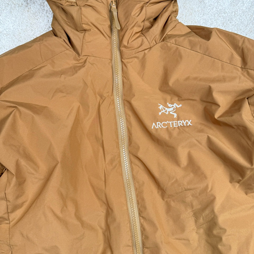 图片[8]-＃SZ Arcteryx Atom AR Hoody 始祖鸟阿童木系列 Lt 户外防水保暖多用途可叠穿做保暖中间层连帽棉服 Atom AR Hoody 作为鸟家棉服系列的代表做产品 这款阿童木棉服可谓是乌的经典作品 今年冬天鸟推出了全新的 AtomARHoody 保暖服 取代了原来的 AtomSVHoody 成为 Atom 系列棉服中最厚的一款 通过逐年的升级为新版的 AtomARHoody 的新型的保暖棉服 比抓绒衣更保暖和轻便 适合极寒冷天气里做内胆 或者深秋初冬气候下单独外穿 面料仍为带防泼水涂层的 Gossamera 防撕裂尼龙面料 内层添加的保温材料则采用了3种密度（120860）的 PLANTLOFT 棉来保证躯体不同部位保暖 透气的不同需要都得到满足 货号： AtomARHoodyMens 定位：该款用途广泛的 Coreloft 保暖衣 既可在寒冷干燥天气作为外套使用 也可作为中间层使用 特征 轻便、耐久的防风面料 可耐磨 采用 DWR 防泼水处理 可防潮 尺码：M-3XL-选品中心