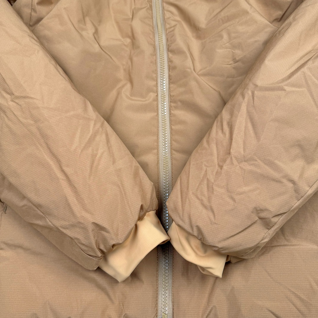 图片[10]-＃SZ Arcteryx Atom AR Hoody 始祖鸟阿童木系列 Lt 户外防水保暖多用途可叠穿做保暖中间层连帽棉服 Atom AR Hoody 作为鸟家棉服系列的代表做产品 这款阿童木棉服可谓是乌的经典作品 今年冬天鸟推出了全新的 AtomARHoody 保暖服 取代了原来的 AtomSVHoody 成为 Atom 系列棉服中最厚的一款 通过逐年的升级为新版的 AtomARHoody 的新型的保暖棉服 比抓绒衣更保暖和轻便 适合极寒冷天气里做内胆 或者深秋初冬气候下单独外穿 面料仍为带防泼水涂层的 Gossamera 防撕裂尼龙面料 内层添加的保温材料则采用了3种密度（120860）的 PLANTLOFT 棉来保证躯体不同部位保暖 透气的不同需要都得到满足 货号： AtomARHoodyMens 定位：该款用途广泛的 Coreloft 保暖衣 既可在寒冷干燥天气作为外套使用 也可作为中间层使用 特征 轻便、耐久的防风面料 可耐磨 采用 DWR 防泼水处理 可防潮 尺码：M-3XL-选品中心