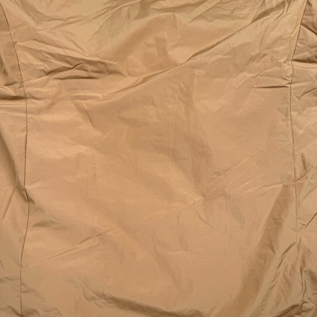 图片[11]-＃SZ Arcteryx Atom AR Hoody 始祖鸟阿童木系列 Lt 户外防水保暖多用途可叠穿做保暖中间层连帽棉服 Atom AR Hoody 作为鸟家棉服系列的代表做产品 这款阿童木棉服可谓是乌的经典作品 今年冬天鸟推出了全新的 AtomARHoody 保暖服 取代了原来的 AtomSVHoody 成为 Atom 系列棉服中最厚的一款 通过逐年的升级为新版的 AtomARHoody 的新型的保暖棉服 比抓绒衣更保暖和轻便 适合极寒冷天气里做内胆 或者深秋初冬气候下单独外穿 面料仍为带防泼水涂层的 Gossamera 防撕裂尼龙面料 内层添加的保温材料则采用了3种密度（120860）的 PLANTLOFT 棉来保证躯体不同部位保暖 透气的不同需要都得到满足 货号： AtomARHoodyMens 定位：该款用途广泛的 Coreloft 保暖衣 既可在寒冷干燥天气作为外套使用 也可作为中间层使用 特征 轻便、耐久的防风面料 可耐磨 采用 DWR 防泼水处理 可防潮 尺码：M-3XL-选品中心