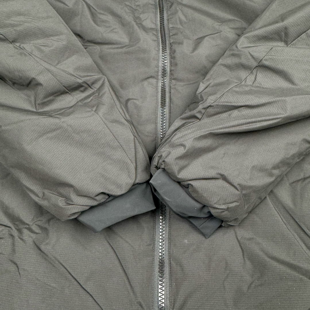 图片[9]-＃SZ Arcteryx Atom AR Hoody 始祖鸟阿童木系列 Lt 户外防水保暖多用途可叠穿做保暖中间层连帽棉服 Atom AR Hoody 作为鸟家棉服系列的代表做产品 这款阿童木棉服可谓是乌的经典作品 今年冬天鸟推出了全新的 AtomARHoody 保暖服 取代了原来的 AtomSVHoody 成为 Atom 系列棉服中最厚的一款 通过逐年的升级为新版的 AtomARHoody 的新型的保暖棉服 比抓绒衣更保暖和轻便 适合极寒冷天气里做内胆 或者深秋初冬气候下单独外穿 面料仍为带防泼水涂层的 Gossamera 防撕裂尼龙面料 内层添加的保温材料则采用了3种密度（120860）的 PLANTLOFT 棉来保证躯体不同部位保暖 透气的不同需要都得到满足 货号： AtomARHoodyMens 定位：该款用途广泛的 Coreloft 保暖衣 既可在寒冷干燥天气作为外套使用 也可作为中间层使用 特征 轻便、耐久的防风面料 可耐磨 采用 DWR 防泼水处理 可防潮 尺码：M-3XL-选品中心