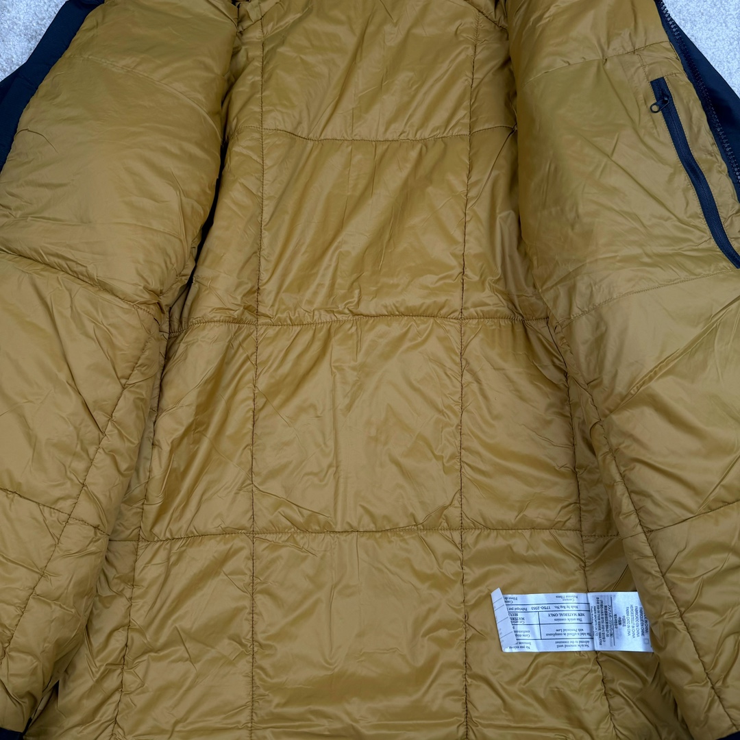 图片[10]-＃SZ Arcteryx Atom AR Hoody 始祖鸟阿童木系列 Lt 户外防水保暖多用途可叠穿做保暖中间层连帽棉服 Atom AR Hoody 作为鸟家棉服系列的代表做产品 这款阿童木棉服可谓是乌的经典作品 今年冬天鸟推出了全新的 AtomARHoody 保暖服 取代了原来的 AtomSVHoody 成为 Atom 系列棉服中最厚的一款 通过逐年的升级为新版的 AtomARHoody 的新型的保暖棉服 比抓绒衣更保暖和轻便 适合极寒冷天气里做内胆 或者深秋初冬气候下单独外穿 面料仍为带防泼水涂层的 Gossamera 防撕裂尼龙面料 内层添加的保温材料则采用了3种密度（120860）的 PLANTLOFT 棉来保证躯体不同部位保暖 透气的不同需要都得到满足 货号： AtomARHoodyMens 定位：该款用途广泛的 Coreloft 保暖衣 既可在寒冷干燥天气作为外套使用 也可作为中间层使用 特征 轻便、耐久的防风面料 可耐磨 采用 DWR 防泼水处理 可防潮 尺码：M-3XL-选品中心