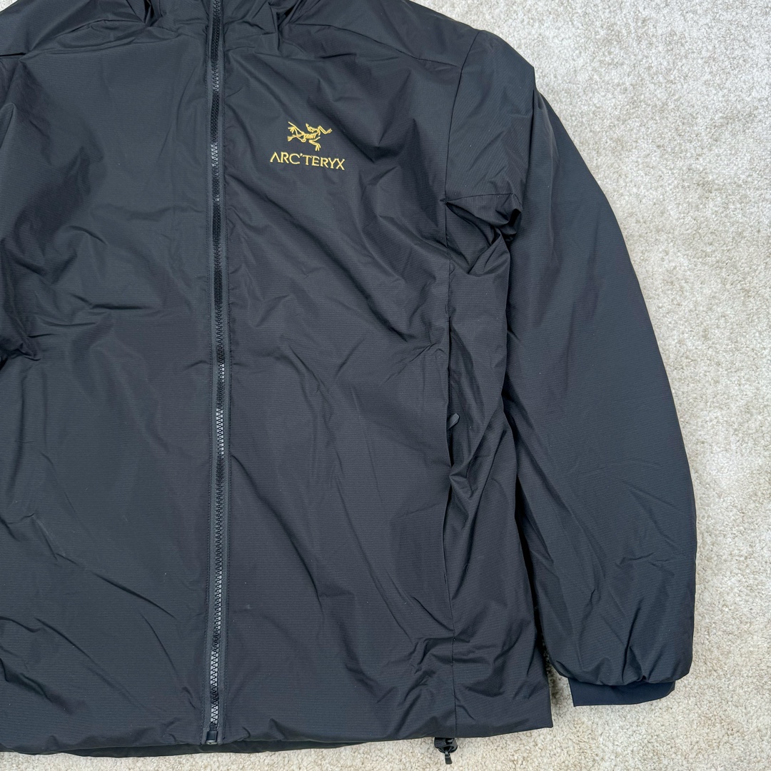 图片[5]-＃SZ Arcteryx Atom AR Hoody 始祖鸟阿童木系列 Lt 户外防水保暖多用途可叠穿做保暖中间层连帽棉服 Atom AR Hoody 作为鸟家棉服系列的代表做产品 这款阿童木棉服可谓是乌的经典作品 今年冬天鸟推出了全新的 AtomARHoody 保暖服 取代了原来的 AtomSVHoody 成为 Atom 系列棉服中最厚的一款 通过逐年的升级为新版的 AtomARHoody 的新型的保暖棉服 比抓绒衣更保暖和轻便 适合极寒冷天气里做内胆 或者深秋初冬气候下单独外穿 面料仍为带防泼水涂层的 Gossamera 防撕裂尼龙面料 内层添加的保温材料则采用了3种密度（120860）的 PLANTLOFT 棉来保证躯体不同部位保暖 透气的不同需要都得到满足 货号： AtomARHoodyMens 定位：该款用途广泛的 Coreloft 保暖衣 既可在寒冷干燥天气作为外套使用 也可作为中间层使用 特征 轻便、耐久的防风面料 可耐磨 采用 DWR 防泼水处理 可防潮 尺码：M-3XL-选品中心