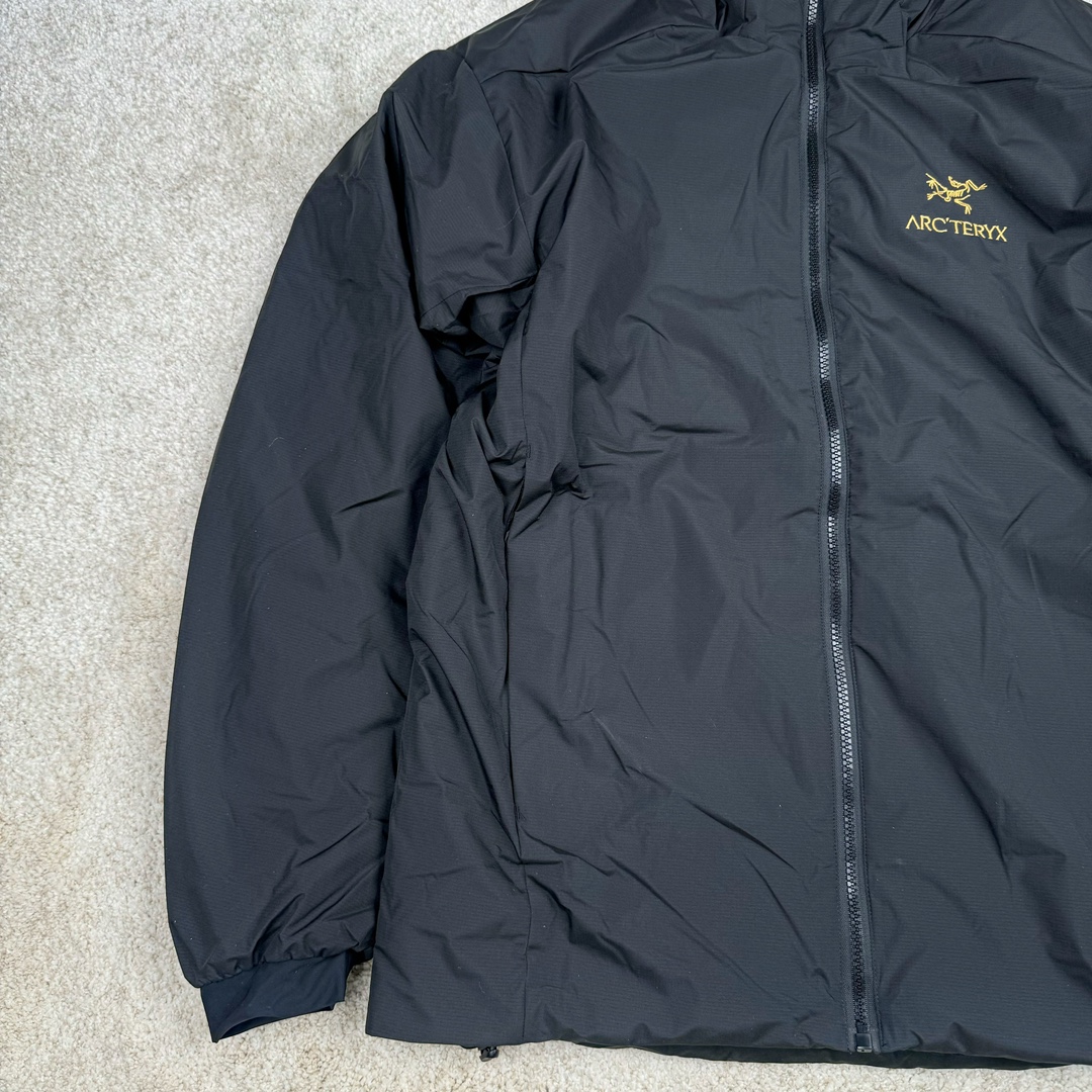 图片[6]-＃SZ Arcteryx Atom AR Hoody 始祖鸟阿童木系列 Lt 户外防水保暖多用途可叠穿做保暖中间层连帽棉服 Atom AR Hoody 作为鸟家棉服系列的代表做产品 这款阿童木棉服可谓是乌的经典作品 今年冬天鸟推出了全新的 AtomARHoody 保暖服 取代了原来的 AtomSVHoody 成为 Atom 系列棉服中最厚的一款 通过逐年的升级为新版的 AtomARHoody 的新型的保暖棉服 比抓绒衣更保暖和轻便 适合极寒冷天气里做内胆 或者深秋初冬气候下单独外穿 面料仍为带防泼水涂层的 Gossamera 防撕裂尼龙面料 内层添加的保温材料则采用了3种密度（120860）的 PLANTLOFT 棉来保证躯体不同部位保暖 透气的不同需要都得到满足 货号： AtomARHoodyMens 定位：该款用途广泛的 Coreloft 保暖衣 既可在寒冷干燥天气作为外套使用 也可作为中间层使用 特征 轻便、耐久的防风面料 可耐磨 采用 DWR 防泼水处理 可防潮 尺码：M-3XL-选品中心