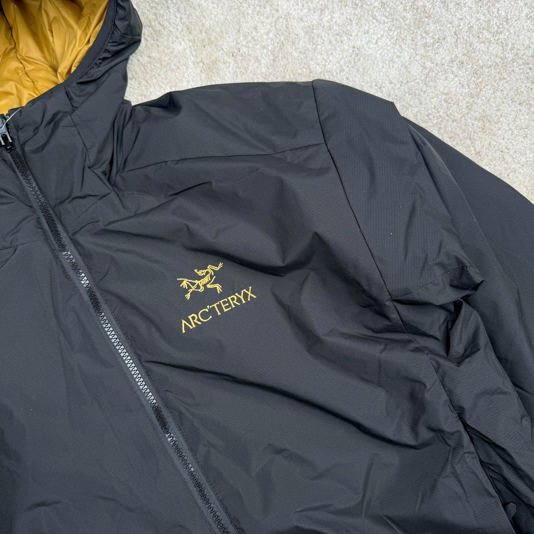 图片[7]-＃SZ Arcteryx Atom AR Hoody 始祖鸟阿童木系列 Lt 户外防水保暖多用途可叠穿做保暖中间层连帽棉服 Atom AR Hoody 作为鸟家棉服系列的代表做产品 这款阿童木棉服可谓是乌的经典作品 今年冬天鸟推出了全新的 AtomARHoody 保暖服 取代了原来的 AtomSVHoody 成为 Atom 系列棉服中最厚的一款 通过逐年的升级为新版的 AtomARHoody 的新型的保暖棉服 比抓绒衣更保暖和轻便 适合极寒冷天气里做内胆 或者深秋初冬气候下单独外穿 面料仍为带防泼水涂层的 Gossamera 防撕裂尼龙面料 内层添加的保温材料则采用了3种密度（120860）的 PLANTLOFT 棉来保证躯体不同部位保暖 透气的不同需要都得到满足 货号： AtomARHoodyMens 定位：该款用途广泛的 Coreloft 保暖衣 既可在寒冷干燥天气作为外套使用 也可作为中间层使用 特征 轻便、耐久的防风面料 可耐磨 采用 DWR 防泼水处理 可防潮 尺码：M-3XL-选品中心