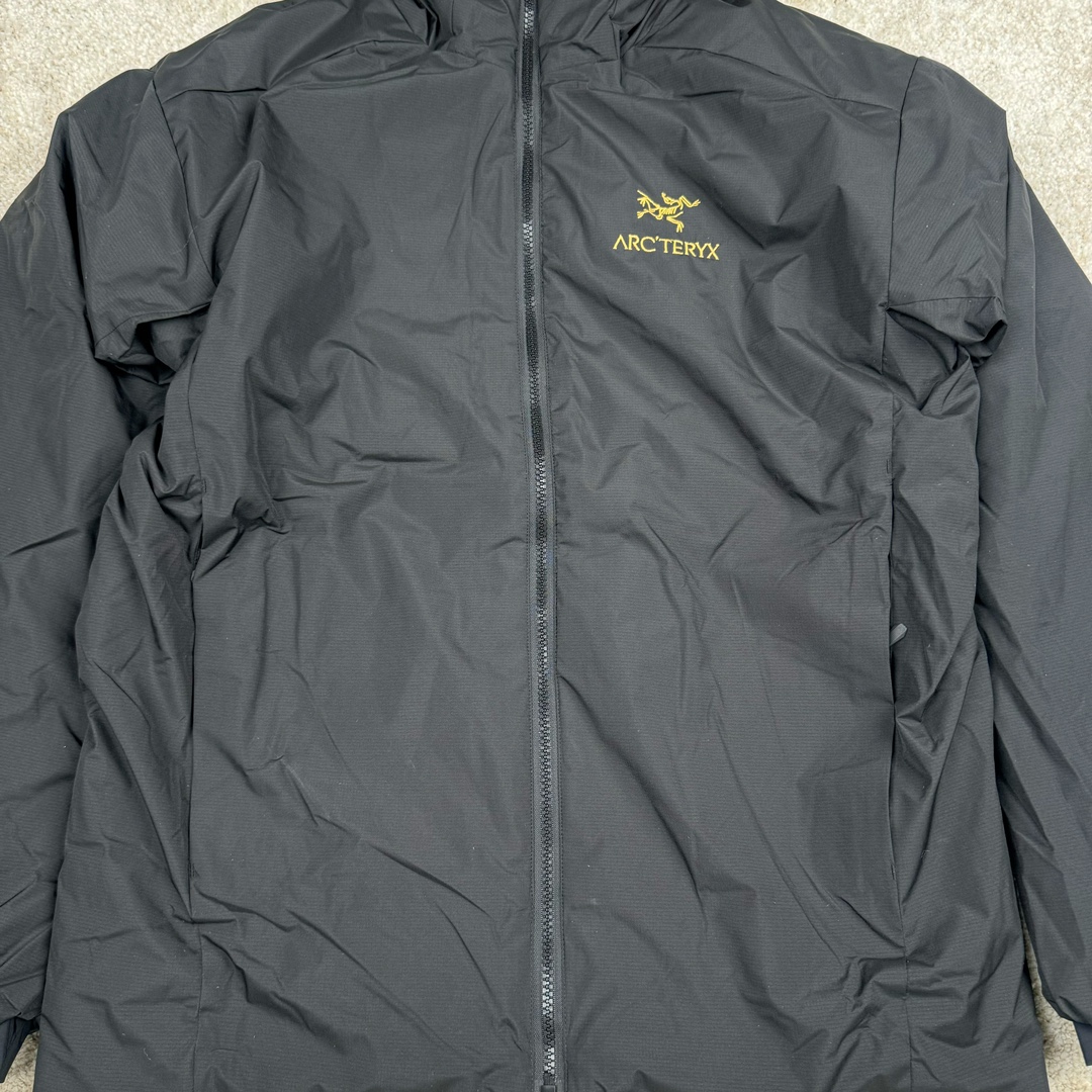 图片[8]-＃SZ Arcteryx Atom AR Hoody 始祖鸟阿童木系列 Lt 户外防水保暖多用途可叠穿做保暖中间层连帽棉服 Atom AR Hoody 作为鸟家棉服系列的代表做产品 这款阿童木棉服可谓是乌的经典作品 今年冬天鸟推出了全新的 AtomARHoody 保暖服 取代了原来的 AtomSVHoody 成为 Atom 系列棉服中最厚的一款 通过逐年的升级为新版的 AtomARHoody 的新型的保暖棉服 比抓绒衣更保暖和轻便 适合极寒冷天气里做内胆 或者深秋初冬气候下单独外穿 面料仍为带防泼水涂层的 Gossamera 防撕裂尼龙面料 内层添加的保温材料则采用了3种密度（120860）的 PLANTLOFT 棉来保证躯体不同部位保暖 透气的不同需要都得到满足 货号： AtomARHoodyMens 定位：该款用途广泛的 Coreloft 保暖衣 既可在寒冷干燥天气作为外套使用 也可作为中间层使用 特征 轻便、耐久的防风面料 可耐磨 采用 DWR 防泼水处理 可防潮 尺码：M-3XL-选品中心
