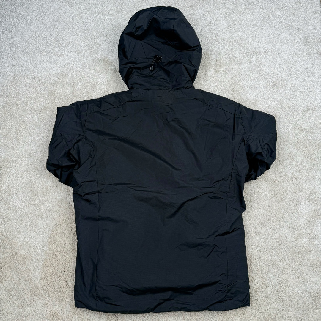 图片[2]-＃SZ Arcteryx Atom AR Hoody 始祖鸟阿童木系列 Lt 户外防水保暖多用途可叠穿做保暖中间层连帽棉服 Atom AR Hoody 作为鸟家棉服系列的代表做产品 这款阿童木棉服可谓是乌的经典作品 今年冬天鸟推出了全新的 AtomARHoody 保暖服 取代了原来的 AtomSVHoody 成为 Atom 系列棉服中最厚的一款 通过逐年的升级为新版的 AtomARHoody 的新型的保暖棉服 比抓绒衣更保暖和轻便 适合极寒冷天气里做内胆 或者深秋初冬气候下单独外穿 面料仍为带防泼水涂层的 Gossamera 防撕裂尼龙面料 内层添加的保温材料则采用了3种密度（120860）的 PLANTLOFT 棉来保证躯体不同部位保暖 透气的不同需要都得到满足 货号： AtomARHoodyMens 定位：该款用途广泛的 Coreloft 保暖衣 既可在寒冷干燥天气作为外套使用 也可作为中间层使用 特征 轻便、耐久的防风面料 可耐磨 采用 DWR 防泼水处理 可防潮 尺码：M-3XL-选品中心
