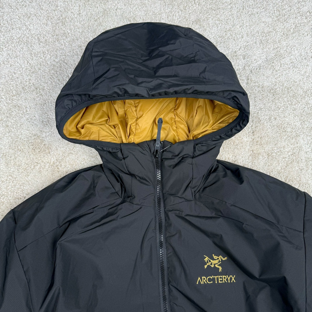 图片[4]-＃SZ Arcteryx Atom AR Hoody 始祖鸟阿童木系列 Lt 户外防水保暖多用途可叠穿做保暖中间层连帽棉服 Atom AR Hoody 作为鸟家棉服系列的代表做产品 这款阿童木棉服可谓是乌的经典作品 今年冬天鸟推出了全新的 AtomARHoody 保暖服 取代了原来的 AtomSVHoody 成为 Atom 系列棉服中最厚的一款 通过逐年的升级为新版的 AtomARHoody 的新型的保暖棉服 比抓绒衣更保暖和轻便 适合极寒冷天气里做内胆 或者深秋初冬气候下单独外穿 面料仍为带防泼水涂层的 Gossamera 防撕裂尼龙面料 内层添加的保温材料则采用了3种密度（120860）的 PLANTLOFT 棉来保证躯体不同部位保暖 透气的不同需要都得到满足 货号： AtomARHoodyMens 定位：该款用途广泛的 Coreloft 保暖衣 既可在寒冷干燥天气作为外套使用 也可作为中间层使用 特征 轻便、耐久的防风面料 可耐磨 采用 DWR 防泼水处理 可防潮 尺码：M-3XL-选品中心