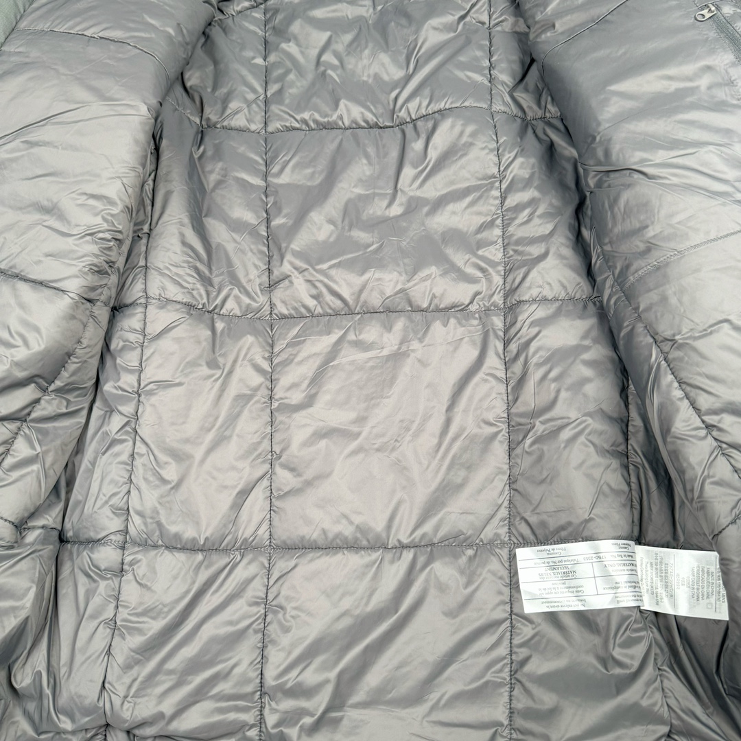 图片[9]-＃SZ Arcteryx Atom AR Hoody 始祖鸟阿童木系列 Lt 户外防水保暖多用途可叠穿做保暖中间层连帽棉服 Atom AR Hoody 作为鸟家棉服系列的代表做产品 这款阿童木棉服可谓是乌的经典作品 今年冬天鸟推出了全新的 AtomARHoody 保暖服 取代了原来的 AtomSVHoody 成为 Atom 系列棉服中最厚的一款 通过逐年的升级为新版的 AtomARHoody 的新型的保暖棉服 比抓绒衣更保暖和轻便 适合极寒冷天气里做内胆 或者深秋初冬气候下单独外穿 面料仍为带防泼水涂层的 Gossamera 防撕裂尼龙面料 内层添加的保温材料则采用了3种密度（120860）的 PLANTLOFT 棉来保证躯体不同部位保暖 透气的不同需要都得到满足 货号： AtomARHoodyMens 定位：该款用途广泛的 Coreloft 保暖衣 既可在寒冷干燥天气作为外套使用 也可作为中间层使用 特征 轻便、耐久的防风面料 可耐磨 采用 DWR 防泼水处理 可防潮 尺码：M-3XL-选品中心
