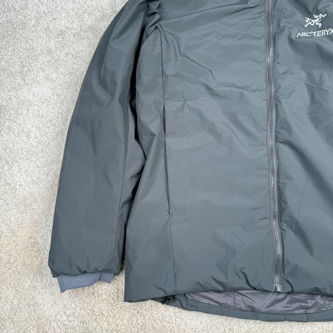 图片[5]-＃SZ Arcteryx Atom AR Hoody 始祖鸟阿童木系列 Lt 户外防水保暖多用途可叠穿做保暖中间层连帽棉服 Atom AR Hoody 作为鸟家棉服系列的代表做产品 这款阿童木棉服可谓是乌的经典作品 今年冬天鸟推出了全新的 AtomARHoody 保暖服 取代了原来的 AtomSVHoody 成为 Atom 系列棉服中最厚的一款 通过逐年的升级为新版的 AtomARHoody 的新型的保暖棉服 比抓绒衣更保暖和轻便 适合极寒冷天气里做内胆 或者深秋初冬气候下单独外穿 面料仍为带防泼水涂层的 Gossamera 防撕裂尼龙面料 内层添加的保温材料则采用了3种密度（120860）的 PLANTLOFT 棉来保证躯体不同部位保暖 透气的不同需要都得到满足 货号： AtomARHoodyMens 定位：该款用途广泛的 Coreloft 保暖衣 既可在寒冷干燥天气作为外套使用 也可作为中间层使用 特征 轻便、耐久的防风面料 可耐磨 采用 DWR 防泼水处理 可防潮 尺码：M-3XL-选品中心