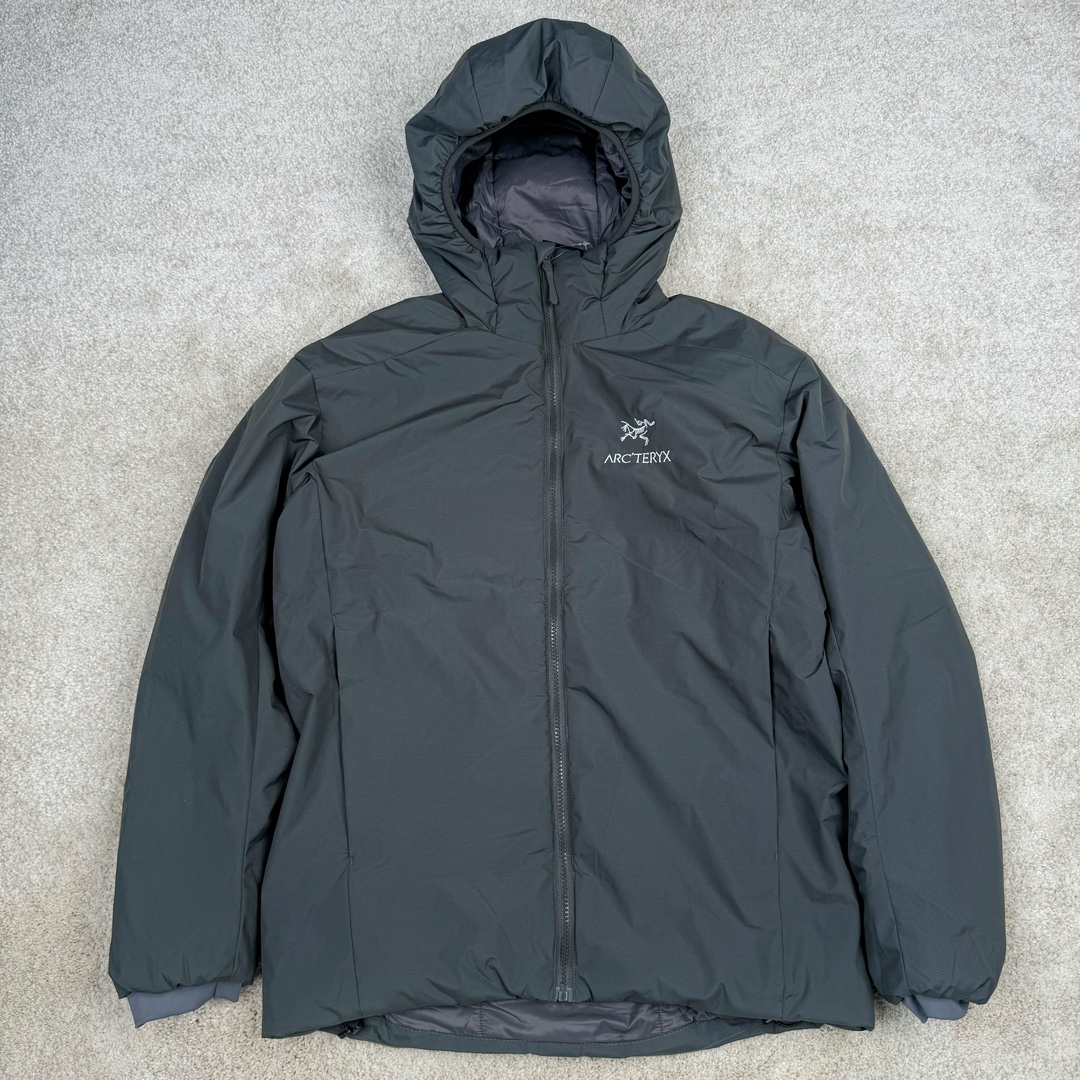 ＃SZ Arcteryx Atom AR Hoody 始祖鸟阿童木系列 Lt 户外防水保暖多用途可叠穿做保暖中间层连帽棉服 Atom AR Hoody 作为鸟家棉服系列的代表做产品 这款阿童木棉服可谓是乌的经典作品 今年冬天鸟推出了全新的 AtomARHoody 保暖服 取代了原来的 AtomSVHoody 成为 Atom 系列棉服中最厚的一款 通过逐年的升级为新版的 AtomARHoody 的新型的保暖棉服 比抓绒衣更保暖和轻便 适合极寒冷天气里做内胆 或者深秋初冬气候下单独外穿 面料仍为带防泼水涂层的 Gossamera 防撕裂尼龙面料 内层添加的保温材料则采用了3种密度（120860）的 PLANTLOFT 棉来保证躯体不同部位保暖 透气的不同需要都得到满足 货号： AtomARHoodyMens 定位：该款用途广泛的 Coreloft 保暖衣 既可在寒冷干燥天气作为外套使用 也可作为中间层使用 特征 轻便、耐久的防风面料 可耐磨 采用 DWR 防泼水处理 可防潮 尺码：M-3XL-选品中心