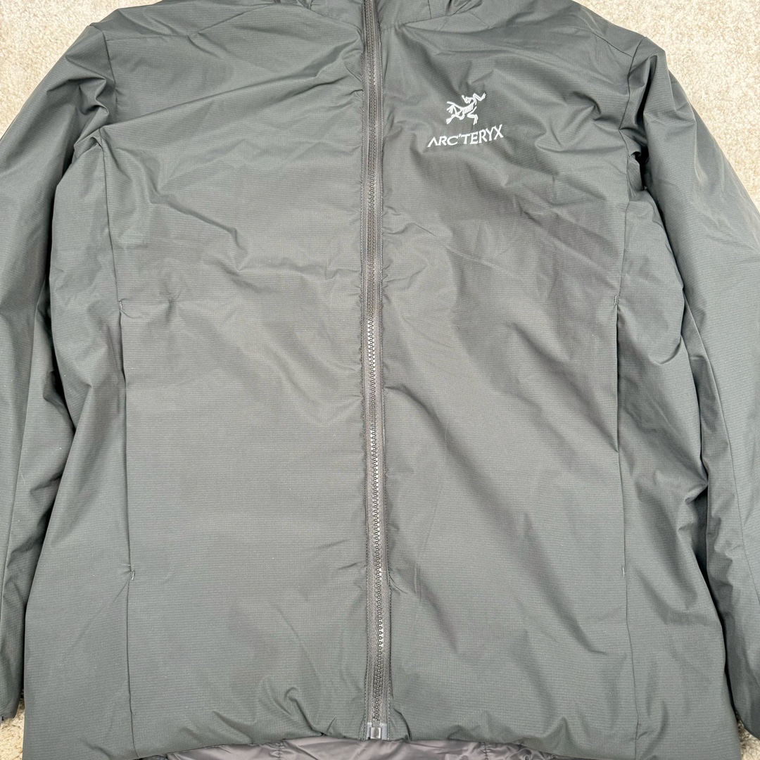 图片[8]-＃SZ Arcteryx Atom AR Hoody 始祖鸟阿童木系列 Lt 户外防水保暖多用途可叠穿做保暖中间层连帽棉服 Atom AR Hoody 作为鸟家棉服系列的代表做产品 这款阿童木棉服可谓是乌的经典作品 今年冬天鸟推出了全新的 AtomARHoody 保暖服 取代了原来的 AtomSVHoody 成为 Atom 系列棉服中最厚的一款 通过逐年的升级为新版的 AtomARHoody 的新型的保暖棉服 比抓绒衣更保暖和轻便 适合极寒冷天气里做内胆 或者深秋初冬气候下单独外穿 面料仍为带防泼水涂层的 Gossamera 防撕裂尼龙面料 内层添加的保温材料则采用了3种密度（120860）的 PLANTLOFT 棉来保证躯体不同部位保暖 透气的不同需要都得到满足 货号： AtomARHoodyMens 定位：该款用途广泛的 Coreloft 保暖衣 既可在寒冷干燥天气作为外套使用 也可作为中间层使用 特征 轻便、耐久的防风面料 可耐磨 采用 DWR 防泼水处理 可防潮 尺码：M-3XL-选品中心