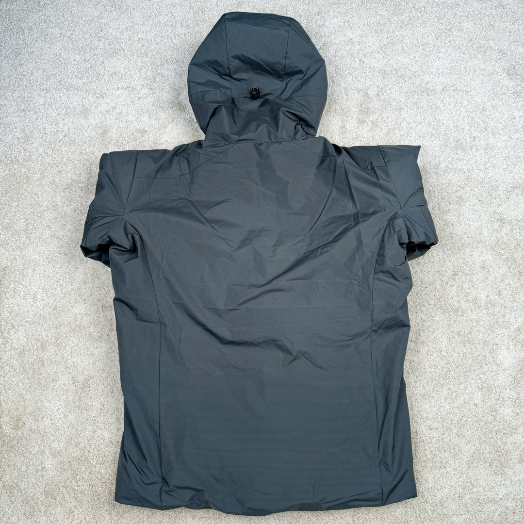 图片[2]-＃SZ Arcteryx Atom AR Hoody 始祖鸟阿童木系列 Lt 户外防水保暖多用途可叠穿做保暖中间层连帽棉服 Atom AR Hoody 作为鸟家棉服系列的代表做产品 这款阿童木棉服可谓是乌的经典作品 今年冬天鸟推出了全新的 AtomARHoody 保暖服 取代了原来的 AtomSVHoody 成为 Atom 系列棉服中最厚的一款 通过逐年的升级为新版的 AtomARHoody 的新型的保暖棉服 比抓绒衣更保暖和轻便 适合极寒冷天气里做内胆 或者深秋初冬气候下单独外穿 面料仍为带防泼水涂层的 Gossamera 防撕裂尼龙面料 内层添加的保温材料则采用了3种密度（120860）的 PLANTLOFT 棉来保证躯体不同部位保暖 透气的不同需要都得到满足 货号： AtomARHoodyMens 定位：该款用途广泛的 Coreloft 保暖衣 既可在寒冷干燥天气作为外套使用 也可作为中间层使用 特征 轻便、耐久的防风面料 可耐磨 采用 DWR 防泼水处理 可防潮 尺码：M-3XL-选品中心