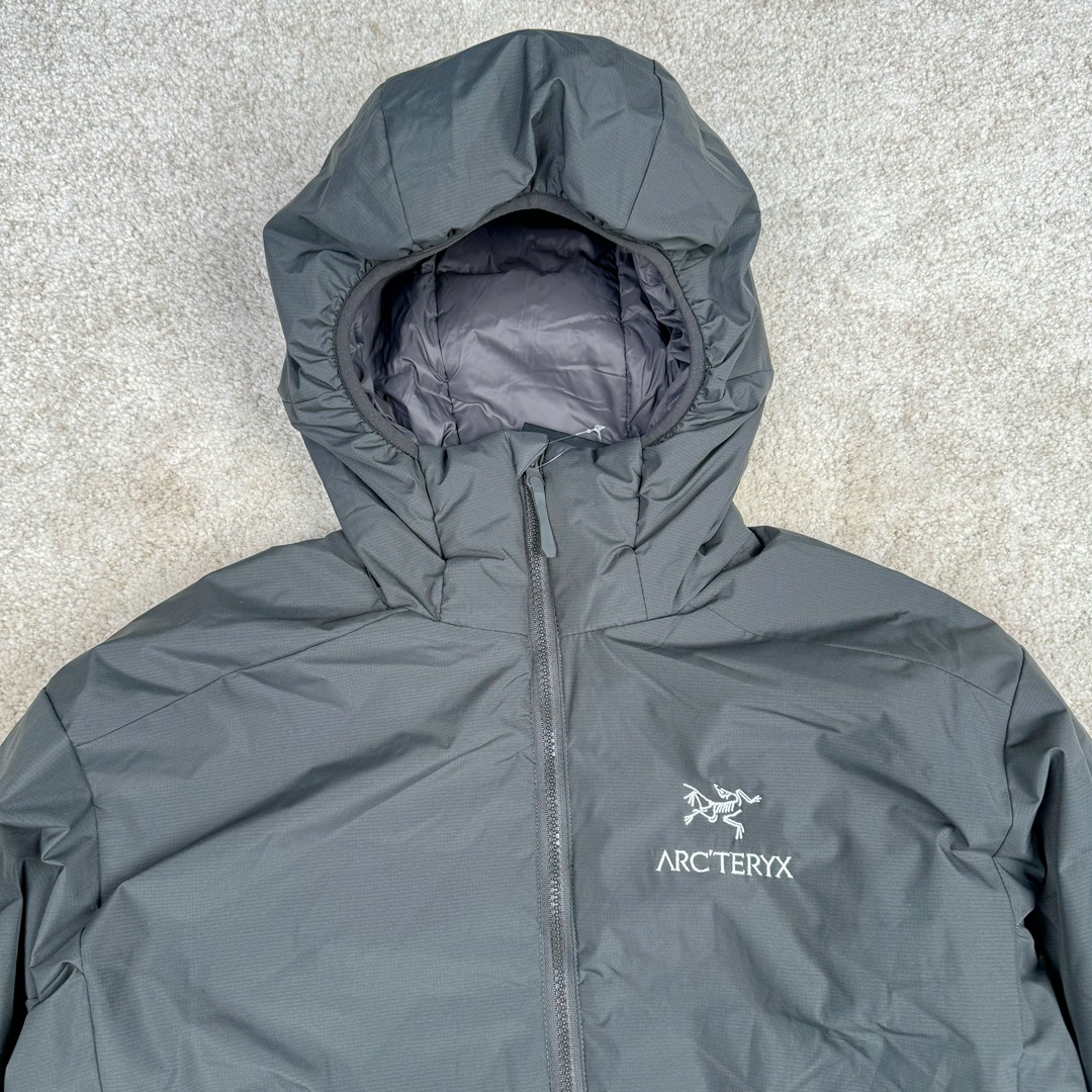 图片[4]-＃SZ Arcteryx Atom AR Hoody 始祖鸟阿童木系列 Lt 户外防水保暖多用途可叠穿做保暖中间层连帽棉服 Atom AR Hoody 作为鸟家棉服系列的代表做产品 这款阿童木棉服可谓是乌的经典作品 今年冬天鸟推出了全新的 AtomARHoody 保暖服 取代了原来的 AtomSVHoody 成为 Atom 系列棉服中最厚的一款 通过逐年的升级为新版的 AtomARHoody 的新型的保暖棉服 比抓绒衣更保暖和轻便 适合极寒冷天气里做内胆 或者深秋初冬气候下单独外穿 面料仍为带防泼水涂层的 Gossamera 防撕裂尼龙面料 内层添加的保温材料则采用了3种密度（120860）的 PLANTLOFT 棉来保证躯体不同部位保暖 透气的不同需要都得到满足 货号： AtomARHoodyMens 定位：该款用途广泛的 Coreloft 保暖衣 既可在寒冷干燥天气作为外套使用 也可作为中间层使用 特征 轻便、耐久的防风面料 可耐磨 采用 DWR 防泼水处理 可防潮 尺码：M-3XL-选品中心
