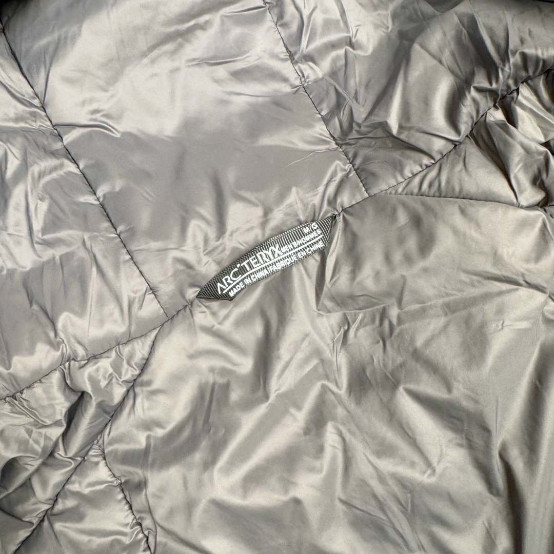 图片[7]-＃SZ Arcteryx Atom AR Hoody 始祖鸟阿童木系列 Lt 户外防水保暖多用途可叠穿做保暖中间层连帽棉服 Atom AR Hoody 作为鸟家棉服系列的代表做产品 这款阿童木棉服可谓是乌的经典作品 今年冬天鸟推出了全新的 AtomARHoody 保暖服 取代了原来的 AtomSVHoody 成为 Atom 系列棉服中最厚的一款 通过逐年的升级为新版的 AtomARHoody 的新型的保暖棉服 比抓绒衣更保暖和轻便 适合极寒冷天气里做内胆 或者深秋初冬气候下单独外穿 面料仍为带防泼水涂层的 Gossamera 防撕裂尼龙面料 内层添加的保温材料则采用了3种密度（120860）的 PLANTLOFT 棉来保证躯体不同部位保暖 透气的不同需要都得到满足 货号： AtomARHoodyMens 定位：该款用途广泛的 Coreloft 保暖衣 既可在寒冷干燥天气作为外套使用 也可作为中间层使用 特征 轻便、耐久的防风面料 可耐磨 采用 DWR 防泼水处理 可防潮 尺码：M-3XL-选品中心