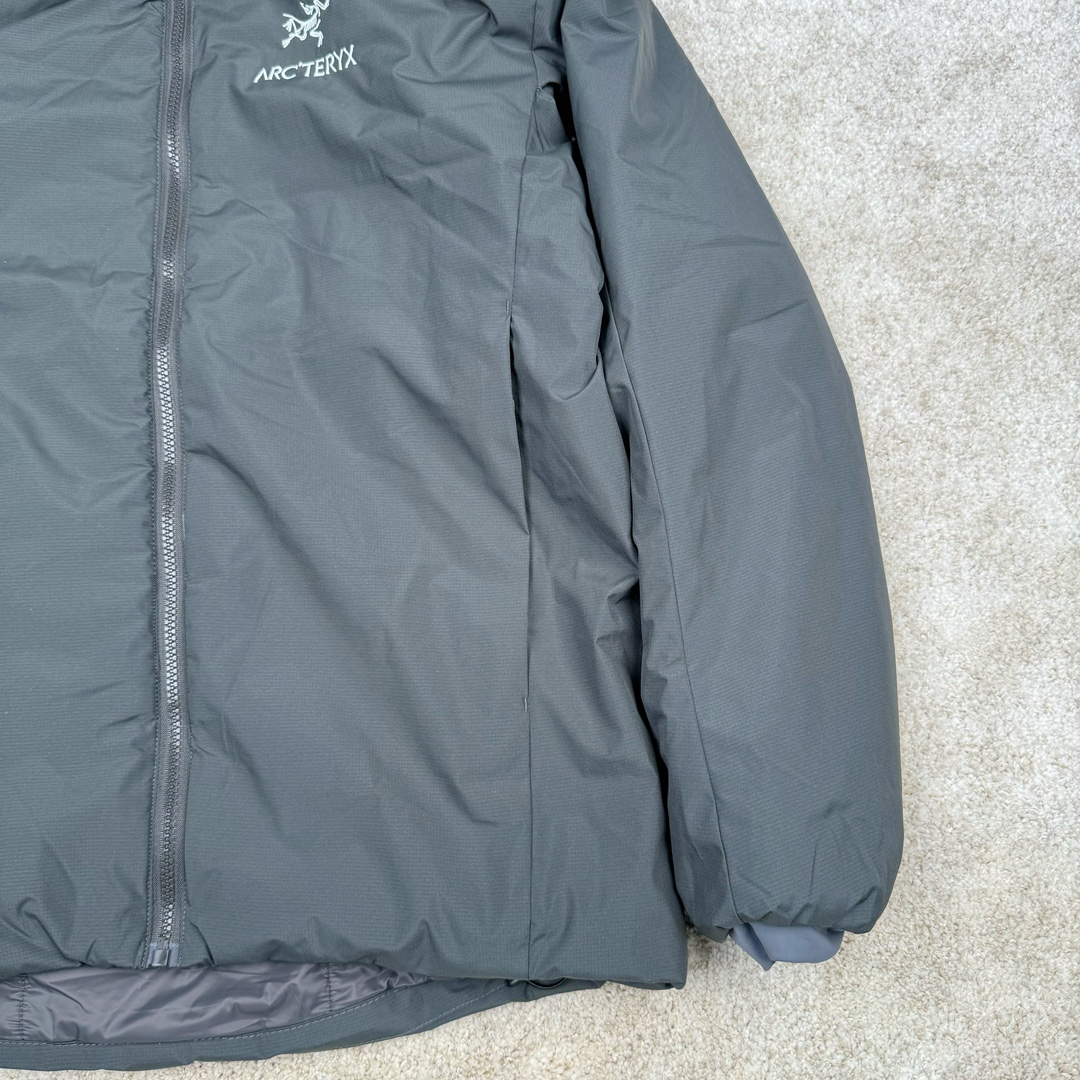 图片[6]-＃SZ Arcteryx Atom AR Hoody 始祖鸟阿童木系列 Lt 户外防水保暖多用途可叠穿做保暖中间层连帽棉服 Atom AR Hoody 作为鸟家棉服系列的代表做产品 这款阿童木棉服可谓是乌的经典作品 今年冬天鸟推出了全新的 AtomARHoody 保暖服 取代了原来的 AtomSVHoody 成为 Atom 系列棉服中最厚的一款 通过逐年的升级为新版的 AtomARHoody 的新型的保暖棉服 比抓绒衣更保暖和轻便 适合极寒冷天气里做内胆 或者深秋初冬气候下单独外穿 面料仍为带防泼水涂层的 Gossamera 防撕裂尼龙面料 内层添加的保温材料则采用了3种密度（120860）的 PLANTLOFT 棉来保证躯体不同部位保暖 透气的不同需要都得到满足 货号： AtomARHoodyMens 定位：该款用途广泛的 Coreloft 保暖衣 既可在寒冷干燥天气作为外套使用 也可作为中间层使用 特征 轻便、耐久的防风面料 可耐磨 采用 DWR 防泼水处理 可防潮 尺码：M-3XL-选品中心