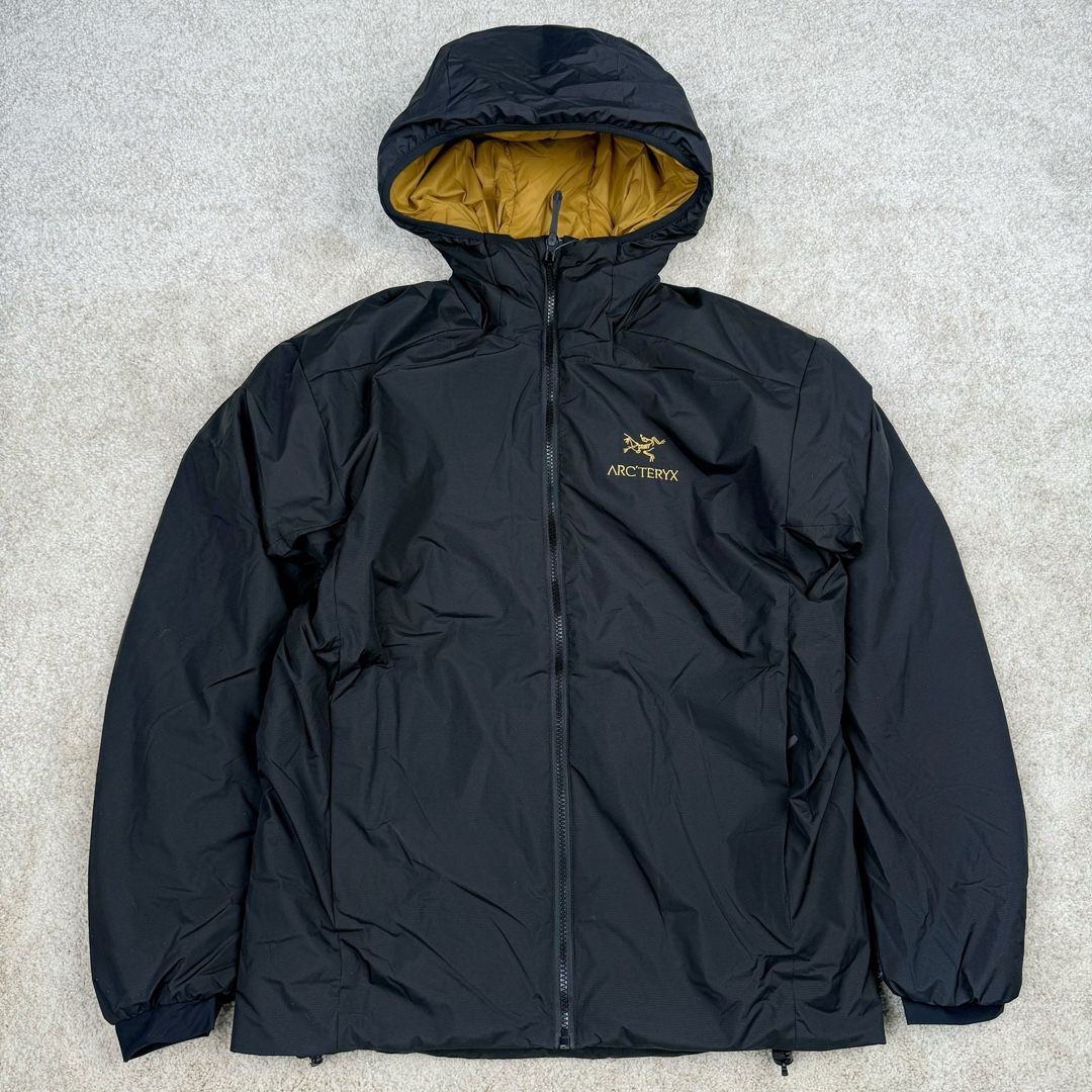 ＃SZ Arcteryx Atom AR Hoody 始祖鸟阿童木系列 Lt 户外防水保暖多用途可叠穿做保暖中间层连帽棉服 Atom AR Hoody 作为鸟家棉服系列的代表做产品 这款阿童木棉服可谓是乌的经典作品 今年冬天鸟推出了全新的 AtomARHoody 保暖服 取代了原来的 AtomSVHoody 成为 Atom 系列棉服中最厚的一款 通过逐年的升级为新版的 AtomARHoody 的新型的保暖棉服 比抓绒衣更保暖和轻便 适合极寒冷天气里做内胆 或者深秋初冬气候下单独外穿 面料仍为带防泼水涂层的 Gossamera 防撕裂尼龙面料 内层添加的保温材料则采用了3种密度（120860）的 PLANTLOFT 棉来保证躯体不同部位保暖 透气的不同需要都得到满足 货号： AtomARHoodyMens 定位：该款用途广泛的 Coreloft 保暖衣 既可在寒冷干燥天气作为外套使用 也可作为中间层使用 特征 轻便、耐久的防风面料 可耐磨 采用 DWR 防泼水处理 可防潮 尺码：M-3XL-选品中心