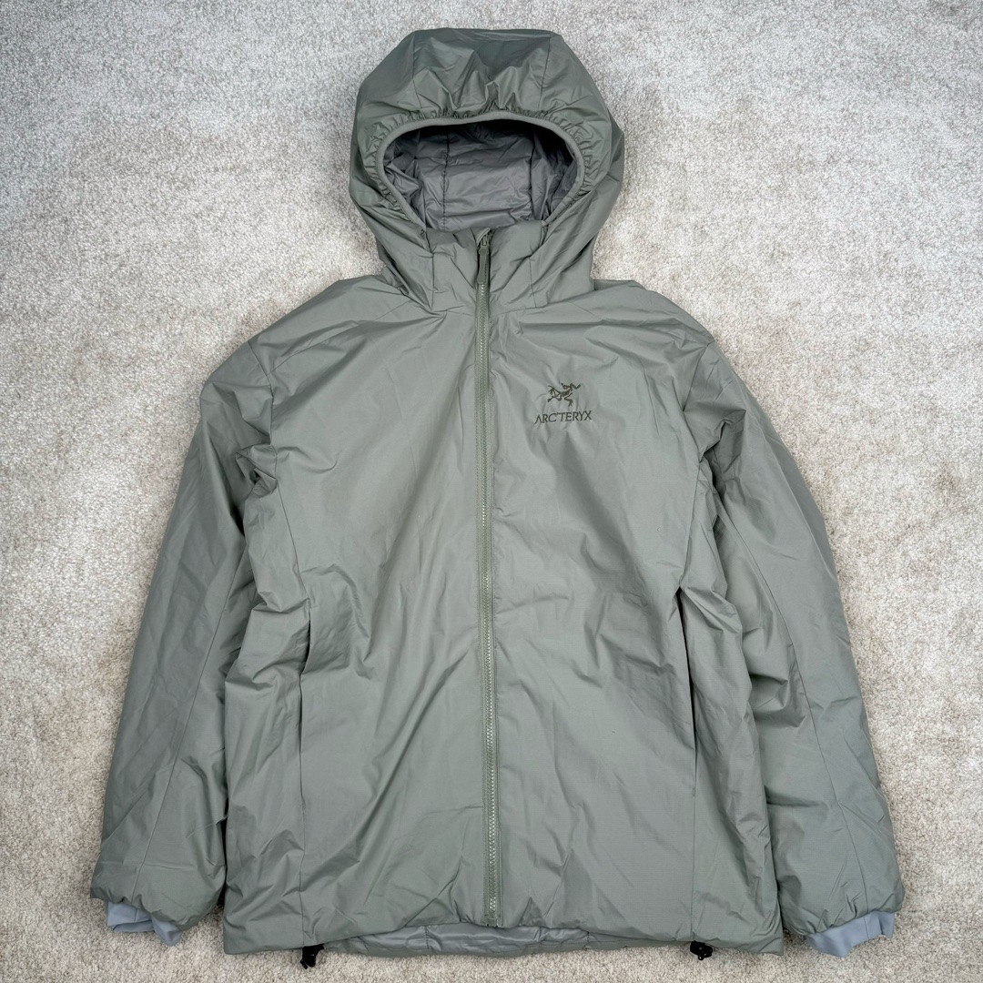 图片[6]-＃SZ Arcteryx Atom AR Hoody 始祖鸟阿童木系列 Lt 户外防水保暖多用途可叠穿做保暖中间层连帽棉服 Atom AR Hoody 作为鸟家棉服系列的代表做产品 这款阿童木棉服可谓是乌的经典作品 今年冬天鸟推出了全新的 AtomARHoody 保暖服 取代了原来的 AtomSVHoody 成为 Atom 系列棉服中最厚的一款 通过逐年的升级为新版的 AtomARHoody 的新型的保暖棉服 比抓绒衣更保暖和轻便 适合极寒冷天气里做内胆 或者深秋初冬气候下单独外穿 面料仍为带防泼水涂层的 Gossamera 防撕裂尼龙面料 内层添加的保温材料则采用了3种密度（120860）的 PLANTLOFT 棉来保证躯体不同部位保暖 透气的不同需要都得到满足 货号： AtomARHoodyMens 定位：该款用途广泛的 Coreloft 保暖衣 既可在寒冷干燥天气作为外套使用 也可作为中间层使用 特征 轻便、耐久的防风面料 可耐磨 采用 DWR 防泼水处理 可防潮 尺码：M-3XL-选品中心
