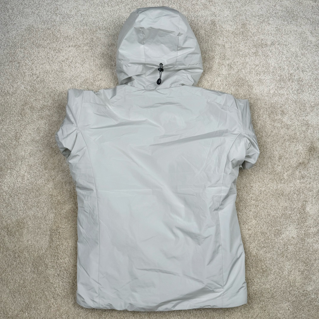 图片[2]-＃SZ Arcteryx Atom AR Hoody 始祖鸟阿童木系列 Lt 户外防水保暖多用途可叠穿做保暖中间层连帽棉服 Atom AR Hoody 作为鸟家棉服系列的代表做产品 这款阿童木棉服可谓是乌的经典作品 今年冬天鸟推出了全新的 AtomARHoody 保暖服 取代了原来的 AtomSVHoody 成为 Atom 系列棉服中最厚的一款 通过逐年的升级为新版的 AtomARHoody 的新型的保暖棉服 比抓绒衣更保暖和轻便 适合极寒冷天气里做内胆 或者深秋初冬气候下单独外穿 面料仍为带防泼水涂层的 Gossamera 防撕裂尼龙面料 内层添加的保温材料则采用了3种密度（120860）的 PLANTLOFT 棉来保证躯体不同部位保暖 透气的不同需要都得到满足 货号： AtomARHoodyMens 定位：该款用途广泛的 Coreloft 保暖衣 既可在寒冷干燥天气作为外套使用 也可作为中间层使用 特征 轻便、耐久的防风面料 可耐磨 采用 DWR 防泼水处理 可防潮 尺码：M-3XL-选品中心