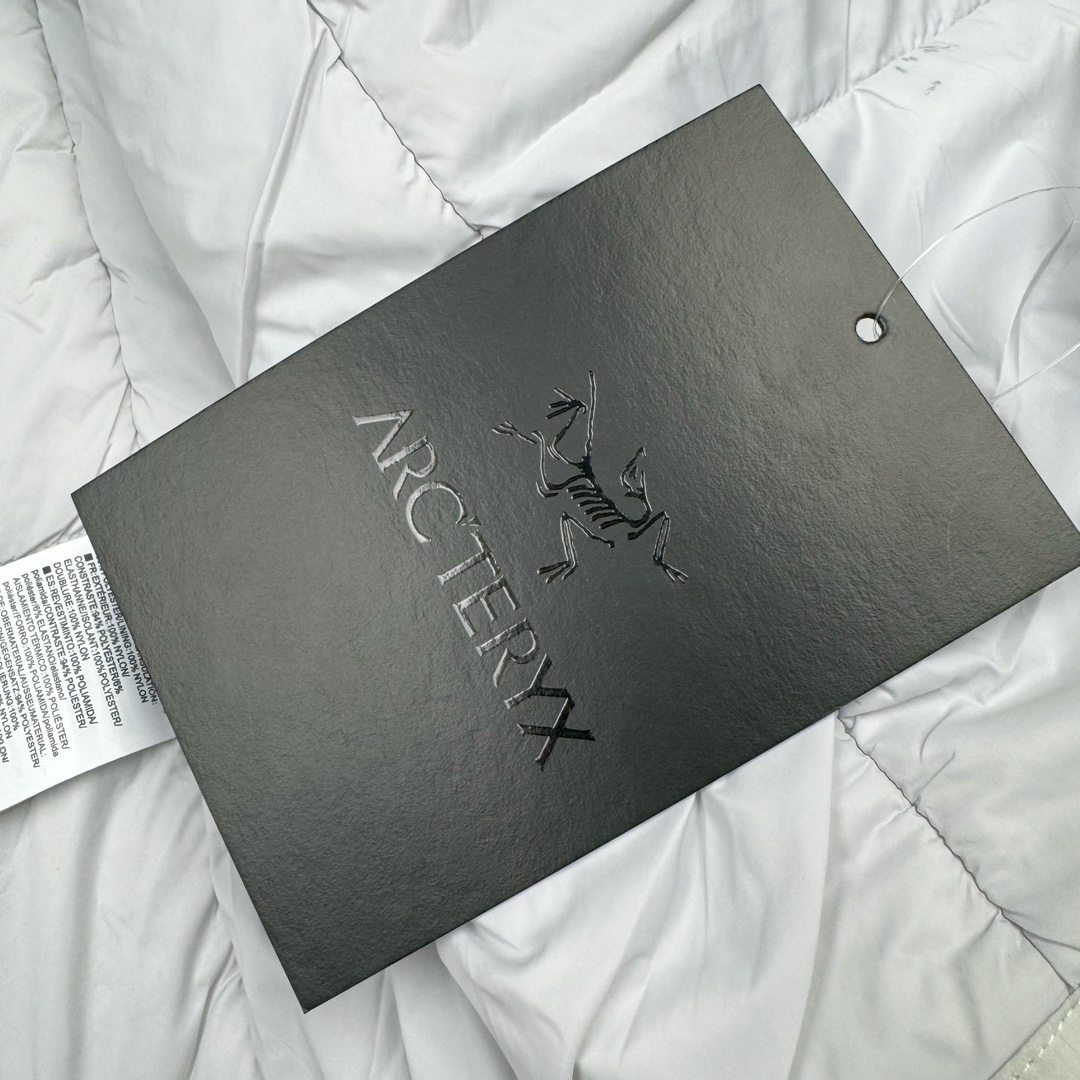 图片[11]-＃SZ Arcteryx Atom AR Hoody 始祖鸟阿童木系列 Lt 户外防水保暖多用途可叠穿做保暖中间层连帽棉服 Atom AR Hoody 作为鸟家棉服系列的代表做产品 这款阿童木棉服可谓是乌的经典作品 今年冬天鸟推出了全新的 AtomARHoody 保暖服 取代了原来的 AtomSVHoody 成为 Atom 系列棉服中最厚的一款 通过逐年的升级为新版的 AtomARHoody 的新型的保暖棉服 比抓绒衣更保暖和轻便 适合极寒冷天气里做内胆 或者深秋初冬气候下单独外穿 面料仍为带防泼水涂层的 Gossamera 防撕裂尼龙面料 内层添加的保温材料则采用了3种密度（120860）的 PLANTLOFT 棉来保证躯体不同部位保暖 透气的不同需要都得到满足 货号： AtomARHoodyMens 定位：该款用途广泛的 Coreloft 保暖衣 既可在寒冷干燥天气作为外套使用 也可作为中间层使用 特征 轻便、耐久的防风面料 可耐磨 采用 DWR 防泼水处理 可防潮 尺码：M-3XL-选品中心