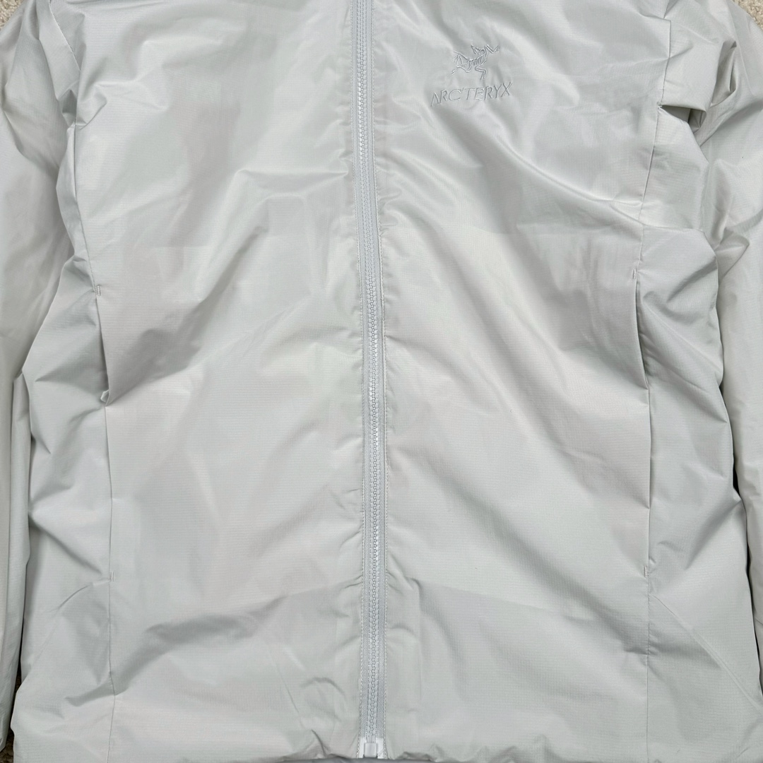 图片[7]-＃SZ Arcteryx Atom AR Hoody 始祖鸟阿童木系列 Lt 户外防水保暖多用途可叠穿做保暖中间层连帽棉服 Atom AR Hoody 作为鸟家棉服系列的代表做产品 这款阿童木棉服可谓是乌的经典作品 今年冬天鸟推出了全新的 AtomARHoody 保暖服 取代了原来的 AtomSVHoody 成为 Atom 系列棉服中最厚的一款 通过逐年的升级为新版的 AtomARHoody 的新型的保暖棉服 比抓绒衣更保暖和轻便 适合极寒冷天气里做内胆 或者深秋初冬气候下单独外穿 面料仍为带防泼水涂层的 Gossamera 防撕裂尼龙面料 内层添加的保温材料则采用了3种密度（120860）的 PLANTLOFT 棉来保证躯体不同部位保暖 透气的不同需要都得到满足 货号： AtomARHoodyMens 定位：该款用途广泛的 Coreloft 保暖衣 既可在寒冷干燥天气作为外套使用 也可作为中间层使用 特征 轻便、耐久的防风面料 可耐磨 采用 DWR 防泼水处理 可防潮 尺码：M-3XL-选品中心