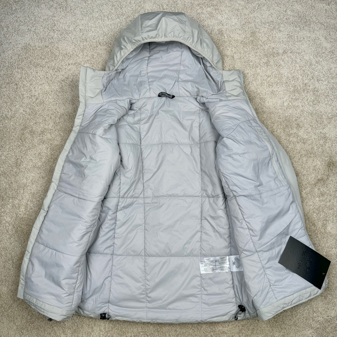 图片[3]-＃SZ Arcteryx Atom AR Hoody 始祖鸟阿童木系列 Lt 户外防水保暖多用途可叠穿做保暖中间层连帽棉服 Atom AR Hoody 作为鸟家棉服系列的代表做产品 这款阿童木棉服可谓是乌的经典作品 今年冬天鸟推出了全新的 AtomARHoody 保暖服 取代了原来的 AtomSVHoody 成为 Atom 系列棉服中最厚的一款 通过逐年的升级为新版的 AtomARHoody 的新型的保暖棉服 比抓绒衣更保暖和轻便 适合极寒冷天气里做内胆 或者深秋初冬气候下单独外穿 面料仍为带防泼水涂层的 Gossamera 防撕裂尼龙面料 内层添加的保温材料则采用了3种密度（120860）的 PLANTLOFT 棉来保证躯体不同部位保暖 透气的不同需要都得到满足 货号： AtomARHoodyMens 定位：该款用途广泛的 Coreloft 保暖衣 既可在寒冷干燥天气作为外套使用 也可作为中间层使用 特征 轻便、耐久的防风面料 可耐磨 采用 DWR 防泼水处理 可防潮 尺码：M-3XL-选品中心