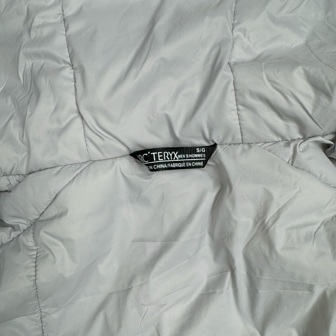 图片[12]-＃SZ Arcteryx Atom AR Hoody 始祖鸟阿童木系列 Lt 户外防水保暖多用途可叠穿做保暖中间层连帽棉服 Atom AR Hoody 作为鸟家棉服系列的代表做产品 这款阿童木棉服可谓是乌的经典作品 今年冬天鸟推出了全新的 AtomARHoody 保暖服 取代了原来的 AtomSVHoody 成为 Atom 系列棉服中最厚的一款 通过逐年的升级为新版的 AtomARHoody 的新型的保暖棉服 比抓绒衣更保暖和轻便 适合极寒冷天气里做内胆 或者深秋初冬气候下单独外穿 面料仍为带防泼水涂层的 Gossamera 防撕裂尼龙面料 内层添加的保温材料则采用了3种密度（120860）的 PLANTLOFT 棉来保证躯体不同部位保暖 透气的不同需要都得到满足 货号： AtomARHoodyMens 定位：该款用途广泛的 Coreloft 保暖衣 既可在寒冷干燥天气作为外套使用 也可作为中间层使用 特征 轻便、耐久的防风面料 可耐磨 采用 DWR 防泼水处理 可防潮 尺码：M-3XL-选品中心