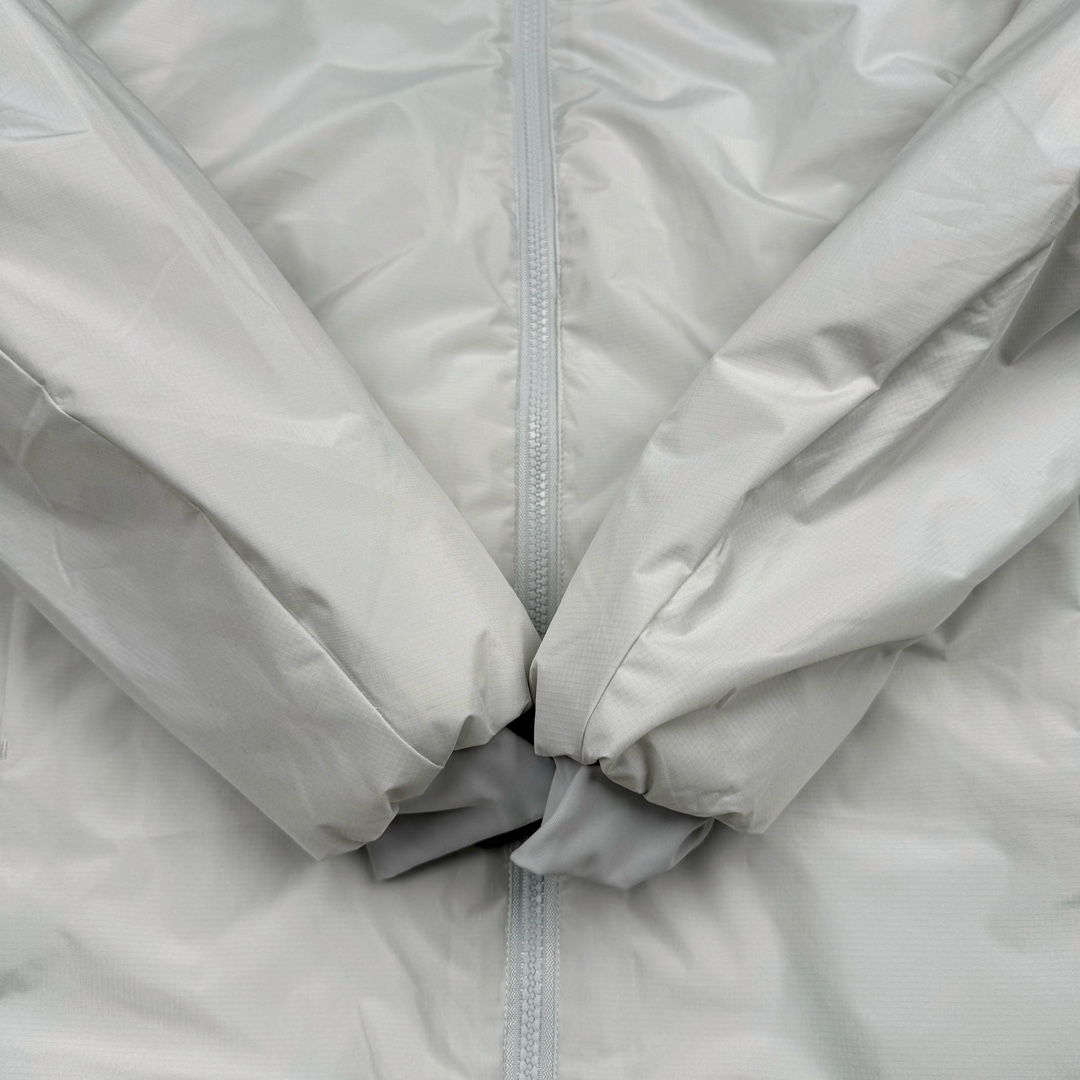 图片[5]-＃SZ Arcteryx Atom AR Hoody 始祖鸟阿童木系列 Lt 户外防水保暖多用途可叠穿做保暖中间层连帽棉服 Atom AR Hoody 作为鸟家棉服系列的代表做产品 这款阿童木棉服可谓是乌的经典作品 今年冬天鸟推出了全新的 AtomARHoody 保暖服 取代了原来的 AtomSVHoody 成为 Atom 系列棉服中最厚的一款 通过逐年的升级为新版的 AtomARHoody 的新型的保暖棉服 比抓绒衣更保暖和轻便 适合极寒冷天气里做内胆 或者深秋初冬气候下单独外穿 面料仍为带防泼水涂层的 Gossamera 防撕裂尼龙面料 内层添加的保温材料则采用了3种密度（120860）的 PLANTLOFT 棉来保证躯体不同部位保暖 透气的不同需要都得到满足 货号： AtomARHoodyMens 定位：该款用途广泛的 Coreloft 保暖衣 既可在寒冷干燥天气作为外套使用 也可作为中间层使用 特征 轻便、耐久的防风面料 可耐磨 采用 DWR 防泼水处理 可防潮 尺码：M-3XL-选品中心