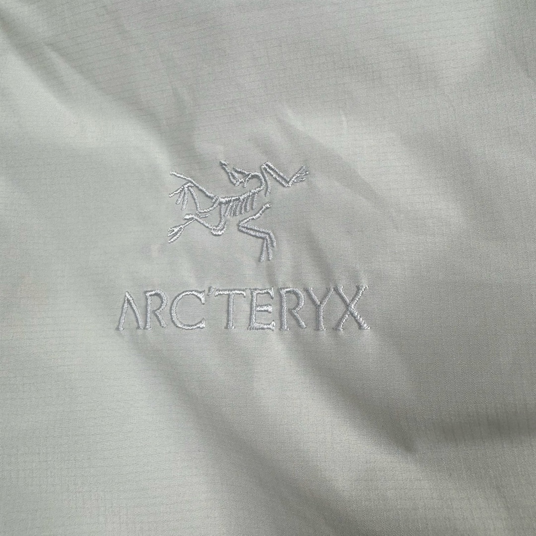 图片[6]-＃SZ Arcteryx Atom AR Hoody 始祖鸟阿童木系列 Lt 户外防水保暖多用途可叠穿做保暖中间层连帽棉服 Atom AR Hoody 作为鸟家棉服系列的代表做产品 这款阿童木棉服可谓是乌的经典作品 今年冬天鸟推出了全新的 AtomARHoody 保暖服 取代了原来的 AtomSVHoody 成为 Atom 系列棉服中最厚的一款 通过逐年的升级为新版的 AtomARHoody 的新型的保暖棉服 比抓绒衣更保暖和轻便 适合极寒冷天气里做内胆 或者深秋初冬气候下单独外穿 面料仍为带防泼水涂层的 Gossamera 防撕裂尼龙面料 内层添加的保温材料则采用了3种密度（120860）的 PLANTLOFT 棉来保证躯体不同部位保暖 透气的不同需要都得到满足 货号： AtomARHoodyMens 定位：该款用途广泛的 Coreloft 保暖衣 既可在寒冷干燥天气作为外套使用 也可作为中间层使用 特征 轻便、耐久的防风面料 可耐磨 采用 DWR 防泼水处理 可防潮 尺码：M-3XL-选品中心