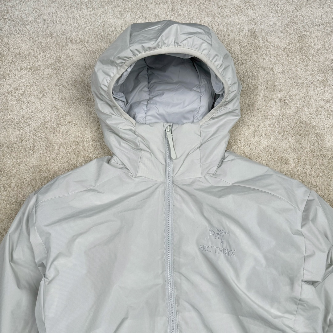 图片[4]-＃SZ Arcteryx Atom AR Hoody 始祖鸟阿童木系列 Lt 户外防水保暖多用途可叠穿做保暖中间层连帽棉服 Atom AR Hoody 作为鸟家棉服系列的代表做产品 这款阿童木棉服可谓是乌的经典作品 今年冬天鸟推出了全新的 AtomARHoody 保暖服 取代了原来的 AtomSVHoody 成为 Atom 系列棉服中最厚的一款 通过逐年的升级为新版的 AtomARHoody 的新型的保暖棉服 比抓绒衣更保暖和轻便 适合极寒冷天气里做内胆 或者深秋初冬气候下单独外穿 面料仍为带防泼水涂层的 Gossamera 防撕裂尼龙面料 内层添加的保温材料则采用了3种密度（120860）的 PLANTLOFT 棉来保证躯体不同部位保暖 透气的不同需要都得到满足 货号： AtomARHoodyMens 定位：该款用途广泛的 Coreloft 保暖衣 既可在寒冷干燥天气作为外套使用 也可作为中间层使用 特征 轻便、耐久的防风面料 可耐磨 采用 DWR 防泼水处理 可防潮 尺码：M-3XL-选品中心