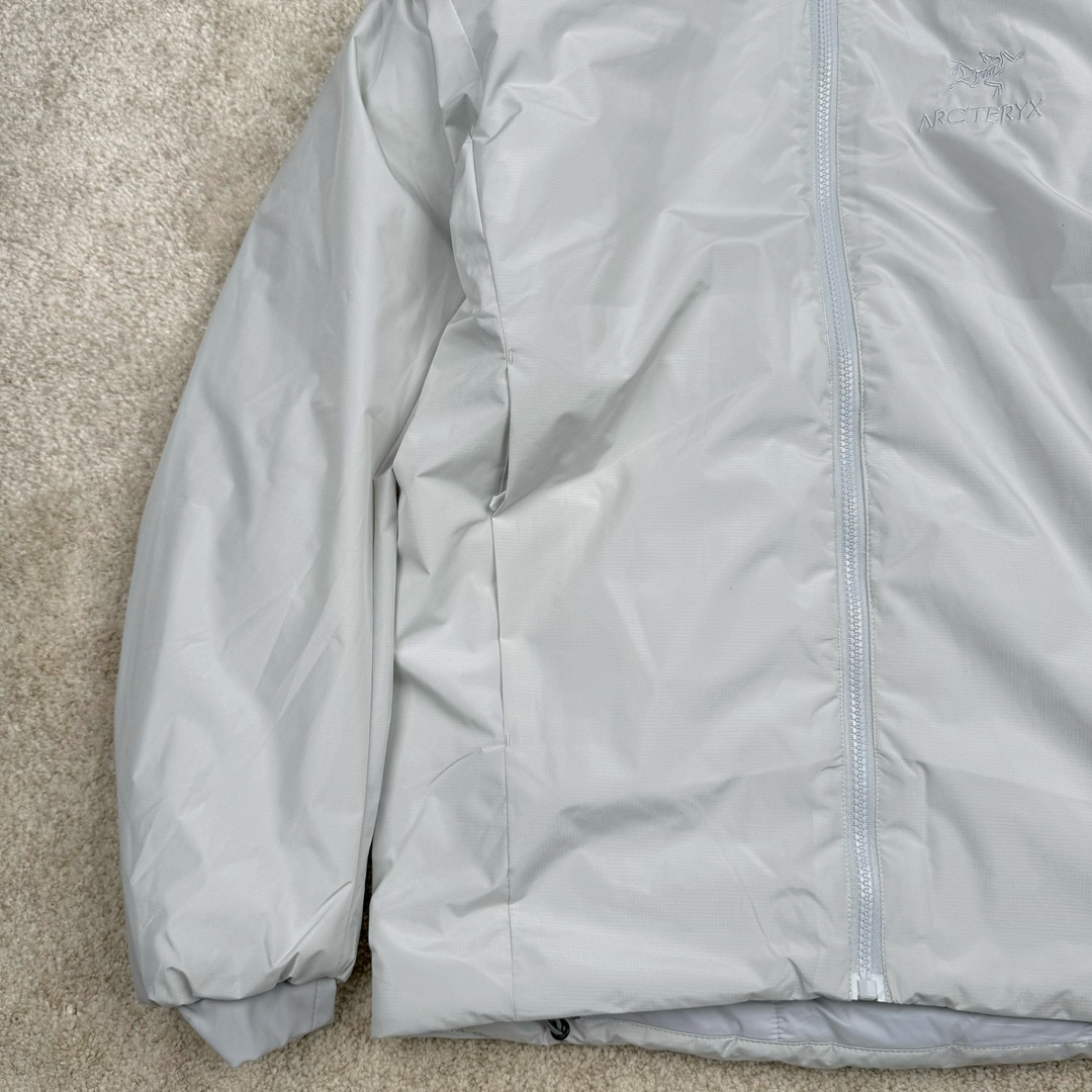 图片[9]-＃SZ Arcteryx Atom AR Hoody 始祖鸟阿童木系列 Lt 户外防水保暖多用途可叠穿做保暖中间层连帽棉服 Atom AR Hoody 作为鸟家棉服系列的代表做产品 这款阿童木棉服可谓是乌的经典作品 今年冬天鸟推出了全新的 AtomARHoody 保暖服 取代了原来的 AtomSVHoody 成为 Atom 系列棉服中最厚的一款 通过逐年的升级为新版的 AtomARHoody 的新型的保暖棉服 比抓绒衣更保暖和轻便 适合极寒冷天气里做内胆 或者深秋初冬气候下单独外穿 面料仍为带防泼水涂层的 Gossamera 防撕裂尼龙面料 内层添加的保温材料则采用了3种密度（120860）的 PLANTLOFT 棉来保证躯体不同部位保暖 透气的不同需要都得到满足 货号： AtomARHoodyMens 定位：该款用途广泛的 Coreloft 保暖衣 既可在寒冷干燥天气作为外套使用 也可作为中间层使用 特征 轻便、耐久的防风面料 可耐磨 采用 DWR 防泼水处理 可防潮 尺码：M-3XL-选品中心