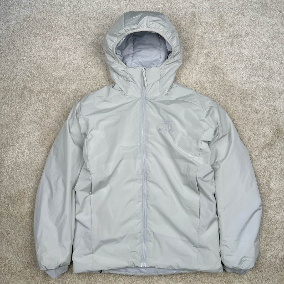 ＃SZ Arcteryx Atom AR Hoody 始祖鸟阿童木系列 Lt 户外防水保暖多用途可叠穿做保暖中间层连帽棉服 Atom AR Hoody 作为鸟家棉服系列的代表做产品 这款阿童木棉服可谓是乌的经典作品 今年冬天鸟推出了全新的 AtomARHoody 保暖服 取代了原来的 AtomSVHoody 成为 Atom 系列棉服中最厚的一款 通过逐年的升级为新版的 AtomARHoody 的新型的保暖棉服 比抓绒衣更保暖和轻便 适合极寒冷天气里做内胆 或者深秋初冬气候下单独外穿 面料仍为带防泼水涂层的 Gossamera 防撕裂尼龙面料 内层添加的保温材料则采用了3种密度（120860）的 PLANTLOFT 棉来保证躯体不同部位保暖 透气的不同需要都得到满足 货号： AtomARHoodyMens 定位：该款用途广泛的 Coreloft 保暖衣 既可在寒冷干燥天气作为外套使用 也可作为中间层使用 特征 轻便、耐久的防风面料 可耐磨 采用 DWR 防泼水处理 可防潮 尺码：M-3XL-选品中心