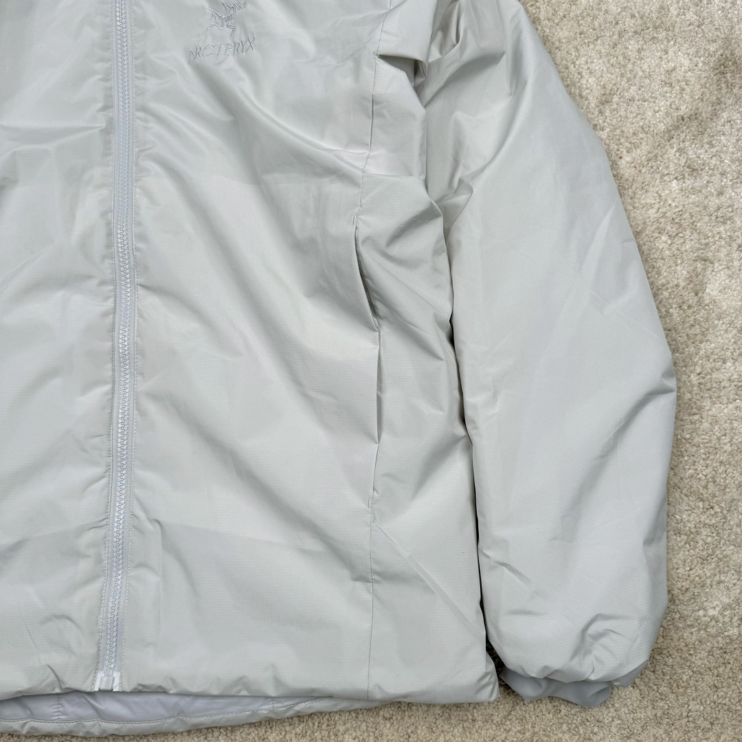 图片[8]-＃SZ Arcteryx Atom AR Hoody 始祖鸟阿童木系列 Lt 户外防水保暖多用途可叠穿做保暖中间层连帽棉服 Atom AR Hoody 作为鸟家棉服系列的代表做产品 这款阿童木棉服可谓是乌的经典作品 今年冬天鸟推出了全新的 AtomARHoody 保暖服 取代了原来的 AtomSVHoody 成为 Atom 系列棉服中最厚的一款 通过逐年的升级为新版的 AtomARHoody 的新型的保暖棉服 比抓绒衣更保暖和轻便 适合极寒冷天气里做内胆 或者深秋初冬气候下单独外穿 面料仍为带防泼水涂层的 Gossamera 防撕裂尼龙面料 内层添加的保温材料则采用了3种密度（120860）的 PLANTLOFT 棉来保证躯体不同部位保暖 透气的不同需要都得到满足 货号： AtomARHoodyMens 定位：该款用途广泛的 Coreloft 保暖衣 既可在寒冷干燥天气作为外套使用 也可作为中间层使用 特征 轻便、耐久的防风面料 可耐磨 采用 DWR 防泼水处理 可防潮 尺码：M-3XL-选品中心