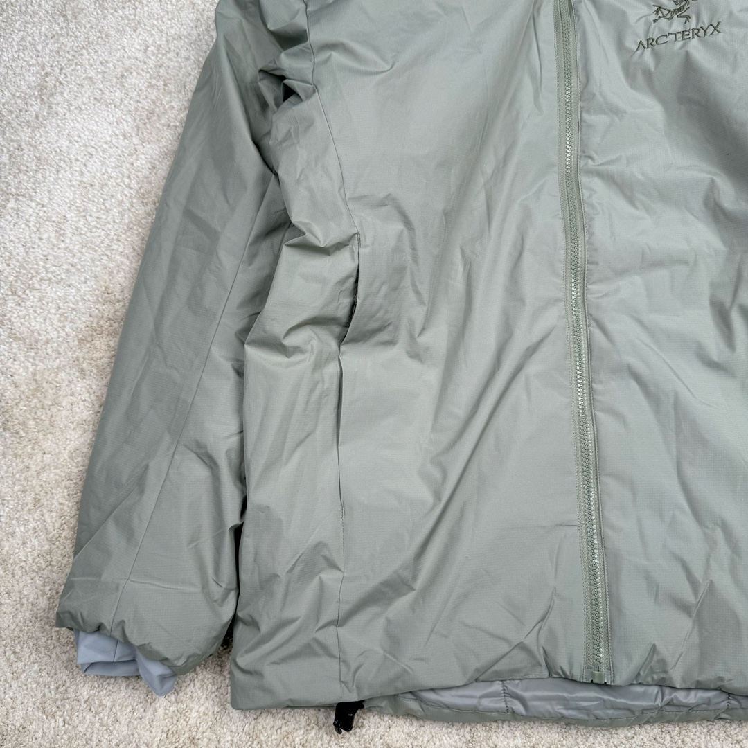 图片[4]-＃SZ Arcteryx Atom AR Hoody 始祖鸟阿童木系列 Lt 户外防水保暖多用途可叠穿做保暖中间层连帽棉服 Atom AR Hoody 作为鸟家棉服系列的代表做产品 这款阿童木棉服可谓是乌的经典作品 今年冬天鸟推出了全新的 AtomARHoody 保暖服 取代了原来的 AtomSVHoody 成为 Atom 系列棉服中最厚的一款 通过逐年的升级为新版的 AtomARHoody 的新型的保暖棉服 比抓绒衣更保暖和轻便 适合极寒冷天气里做内胆 或者深秋初冬气候下单独外穿 面料仍为带防泼水涂层的 Gossamera 防撕裂尼龙面料 内层添加的保温材料则采用了3种密度（120860）的 PLANTLOFT 棉来保证躯体不同部位保暖 透气的不同需要都得到满足 货号： AtomARHoodyMens 定位：该款用途广泛的 Coreloft 保暖衣 既可在寒冷干燥天气作为外套使用 也可作为中间层使用 特征 轻便、耐久的防风面料 可耐磨 采用 DWR 防泼水处理 可防潮 尺码：M-3XL-选品中心