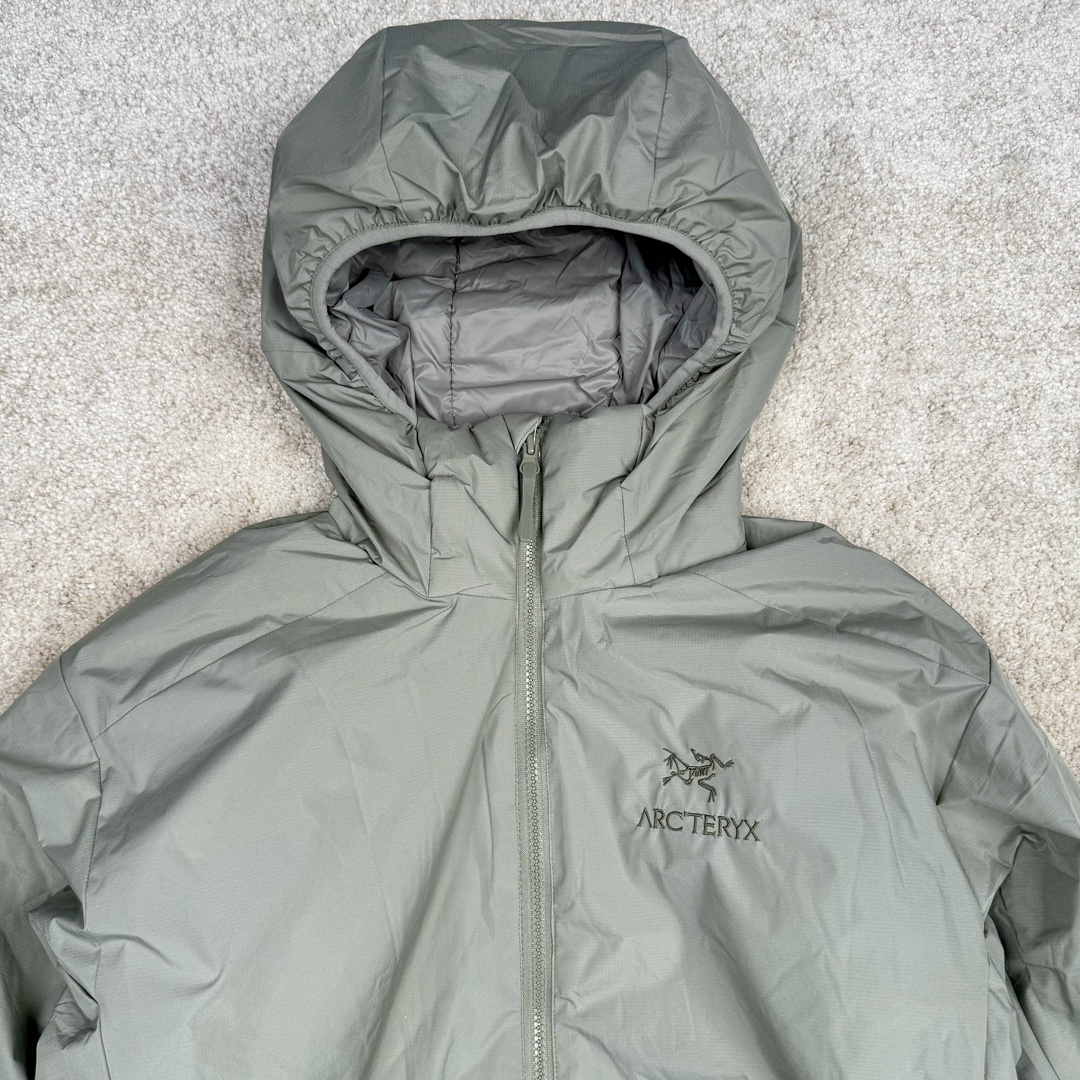 图片[3]-＃SZ Arcteryx Atom AR Hoody 始祖鸟阿童木系列 Lt 户外防水保暖多用途可叠穿做保暖中间层连帽棉服 Atom AR Hoody 作为鸟家棉服系列的代表做产品 这款阿童木棉服可谓是乌的经典作品 今年冬天鸟推出了全新的 AtomARHoody 保暖服 取代了原来的 AtomSVHoody 成为 Atom 系列棉服中最厚的一款 通过逐年的升级为新版的 AtomARHoody 的新型的保暖棉服 比抓绒衣更保暖和轻便 适合极寒冷天气里做内胆 或者深秋初冬气候下单独外穿 面料仍为带防泼水涂层的 Gossamera 防撕裂尼龙面料 内层添加的保温材料则采用了3种密度（120860）的 PLANTLOFT 棉来保证躯体不同部位保暖 透气的不同需要都得到满足 货号： AtomARHoodyMens 定位：该款用途广泛的 Coreloft 保暖衣 既可在寒冷干燥天气作为外套使用 也可作为中间层使用 特征 轻便、耐久的防风面料 可耐磨 采用 DWR 防泼水处理 可防潮 尺码：M-3XL-选品中心