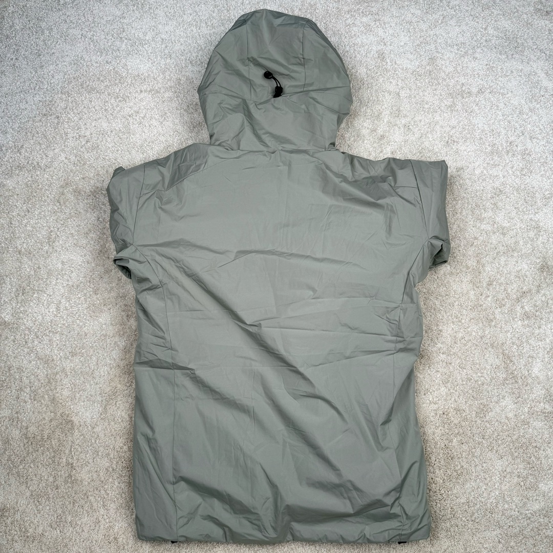 图片[2]-＃SZ Arcteryx Atom AR Hoody 始祖鸟阿童木系列 Lt 户外防水保暖多用途可叠穿做保暖中间层连帽棉服 Atom AR Hoody 作为鸟家棉服系列的代表做产品 这款阿童木棉服可谓是乌的经典作品 今年冬天鸟推出了全新的 AtomARHoody 保暖服 取代了原来的 AtomSVHoody 成为 Atom 系列棉服中最厚的一款 通过逐年的升级为新版的 AtomARHoody 的新型的保暖棉服 比抓绒衣更保暖和轻便 适合极寒冷天气里做内胆 或者深秋初冬气候下单独外穿 面料仍为带防泼水涂层的 Gossamera 防撕裂尼龙面料 内层添加的保温材料则采用了3种密度（120860）的 PLANTLOFT 棉来保证躯体不同部位保暖 透气的不同需要都得到满足 货号： AtomARHoodyMens 定位：该款用途广泛的 Coreloft 保暖衣 既可在寒冷干燥天气作为外套使用 也可作为中间层使用 特征 轻便、耐久的防风面料 可耐磨 采用 DWR 防泼水处理 可防潮 尺码：M-3XL-选品中心