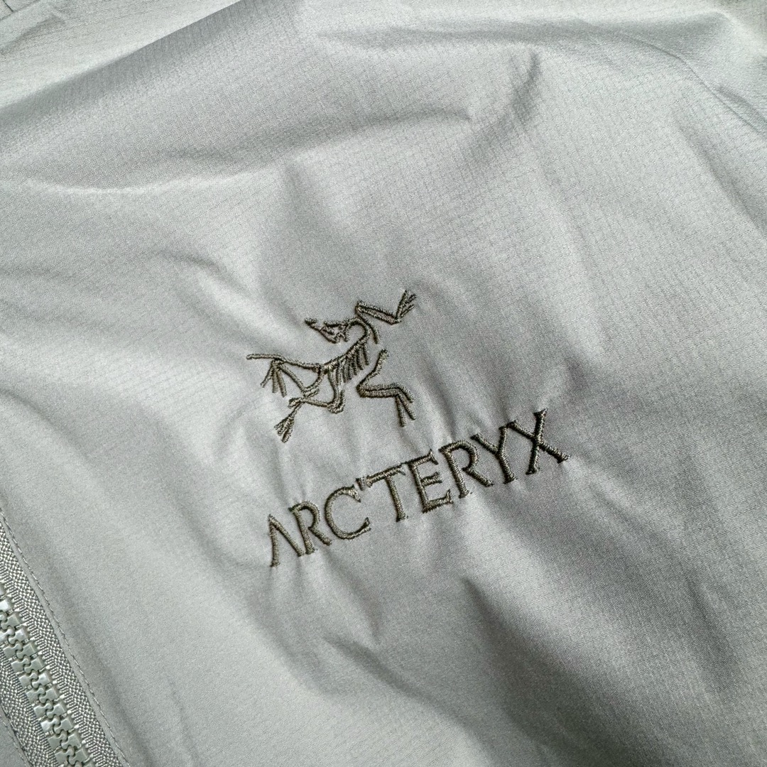 图片[7]-＃SZ Arcteryx Atom AR Hoody 始祖鸟阿童木系列 Lt 户外防水保暖多用途可叠穿做保暖中间层连帽棉服 Atom AR Hoody 作为鸟家棉服系列的代表做产品 这款阿童木棉服可谓是乌的经典作品 今年冬天鸟推出了全新的 AtomARHoody 保暖服 取代了原来的 AtomSVHoody 成为 Atom 系列棉服中最厚的一款 通过逐年的升级为新版的 AtomARHoody 的新型的保暖棉服 比抓绒衣更保暖和轻便 适合极寒冷天气里做内胆 或者深秋初冬气候下单独外穿 面料仍为带防泼水涂层的 Gossamera 防撕裂尼龙面料 内层添加的保温材料则采用了3种密度（120860）的 PLANTLOFT 棉来保证躯体不同部位保暖 透气的不同需要都得到满足 货号： AtomARHoodyMens 定位：该款用途广泛的 Coreloft 保暖衣 既可在寒冷干燥天气作为外套使用 也可作为中间层使用 特征 轻便、耐久的防风面料 可耐磨 采用 DWR 防泼水处理 可防潮 尺码：M-3XL-选品中心