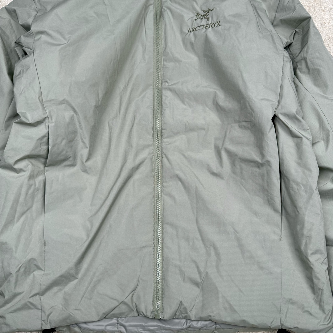 图片[6]-＃SZ Arcteryx Atom AR Hoody 始祖鸟阿童木系列 Lt 户外防水保暖多用途可叠穿做保暖中间层连帽棉服 Atom AR Hoody 作为鸟家棉服系列的代表做产品 这款阿童木棉服可谓是乌的经典作品 今年冬天鸟推出了全新的 AtomARHoody 保暖服 取代了原来的 AtomSVHoody 成为 Atom 系列棉服中最厚的一款 通过逐年的升级为新版的 AtomARHoody 的新型的保暖棉服 比抓绒衣更保暖和轻便 适合极寒冷天气里做内胆 或者深秋初冬气候下单独外穿 面料仍为带防泼水涂层的 Gossamera 防撕裂尼龙面料 内层添加的保温材料则采用了3种密度（120860）的 PLANTLOFT 棉来保证躯体不同部位保暖 透气的不同需要都得到满足 货号： AtomARHoodyMens 定位：该款用途广泛的 Coreloft 保暖衣 既可在寒冷干燥天气作为外套使用 也可作为中间层使用 特征 轻便、耐久的防风面料 可耐磨 采用 DWR 防泼水处理 可防潮 尺码：M-3XL-选品中心