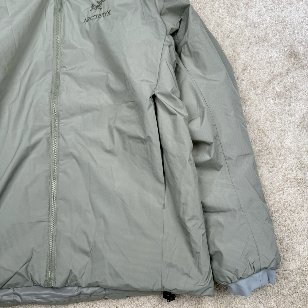 图片[5]-＃SZ Arcteryx Atom AR Hoody 始祖鸟阿童木系列 Lt 户外防水保暖多用途可叠穿做保暖中间层连帽棉服 Atom AR Hoody 作为鸟家棉服系列的代表做产品 这款阿童木棉服可谓是乌的经典作品 今年冬天鸟推出了全新的 AtomARHoody 保暖服 取代了原来的 AtomSVHoody 成为 Atom 系列棉服中最厚的一款 通过逐年的升级为新版的 AtomARHoody 的新型的保暖棉服 比抓绒衣更保暖和轻便 适合极寒冷天气里做内胆 或者深秋初冬气候下单独外穿 面料仍为带防泼水涂层的 Gossamera 防撕裂尼龙面料 内层添加的保温材料则采用了3种密度（120860）的 PLANTLOFT 棉来保证躯体不同部位保暖 透气的不同需要都得到满足 货号： AtomARHoodyMens 定位：该款用途广泛的 Coreloft 保暖衣 既可在寒冷干燥天气作为外套使用 也可作为中间层使用 特征 轻便、耐久的防风面料 可耐磨 采用 DWR 防泼水处理 可防潮 尺码：M-3XL-选品中心